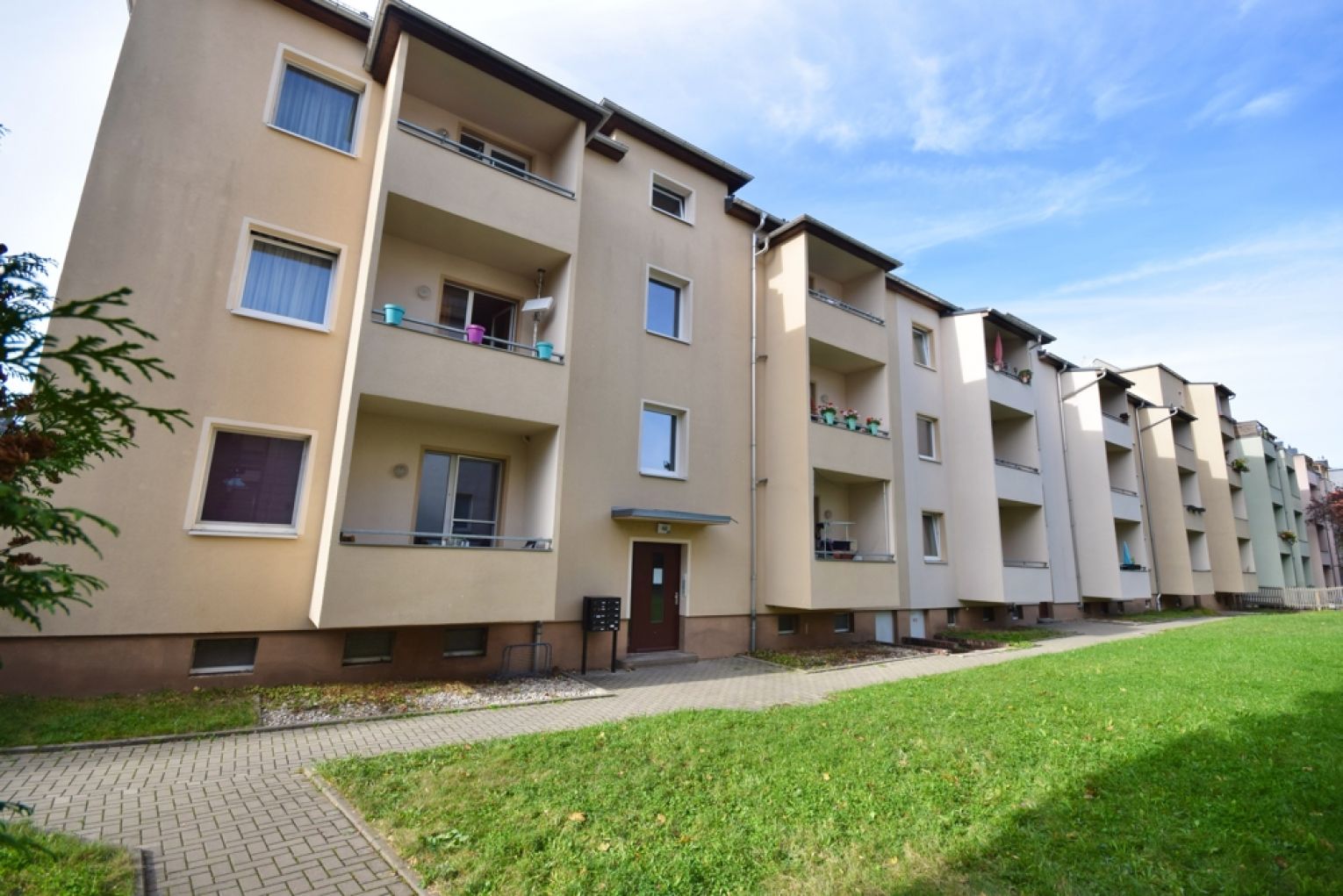 2-Raum • neues Laminat • Bad mit Wanne und Dusche optional • Balkon • Fussbodenheizung • Energie C!