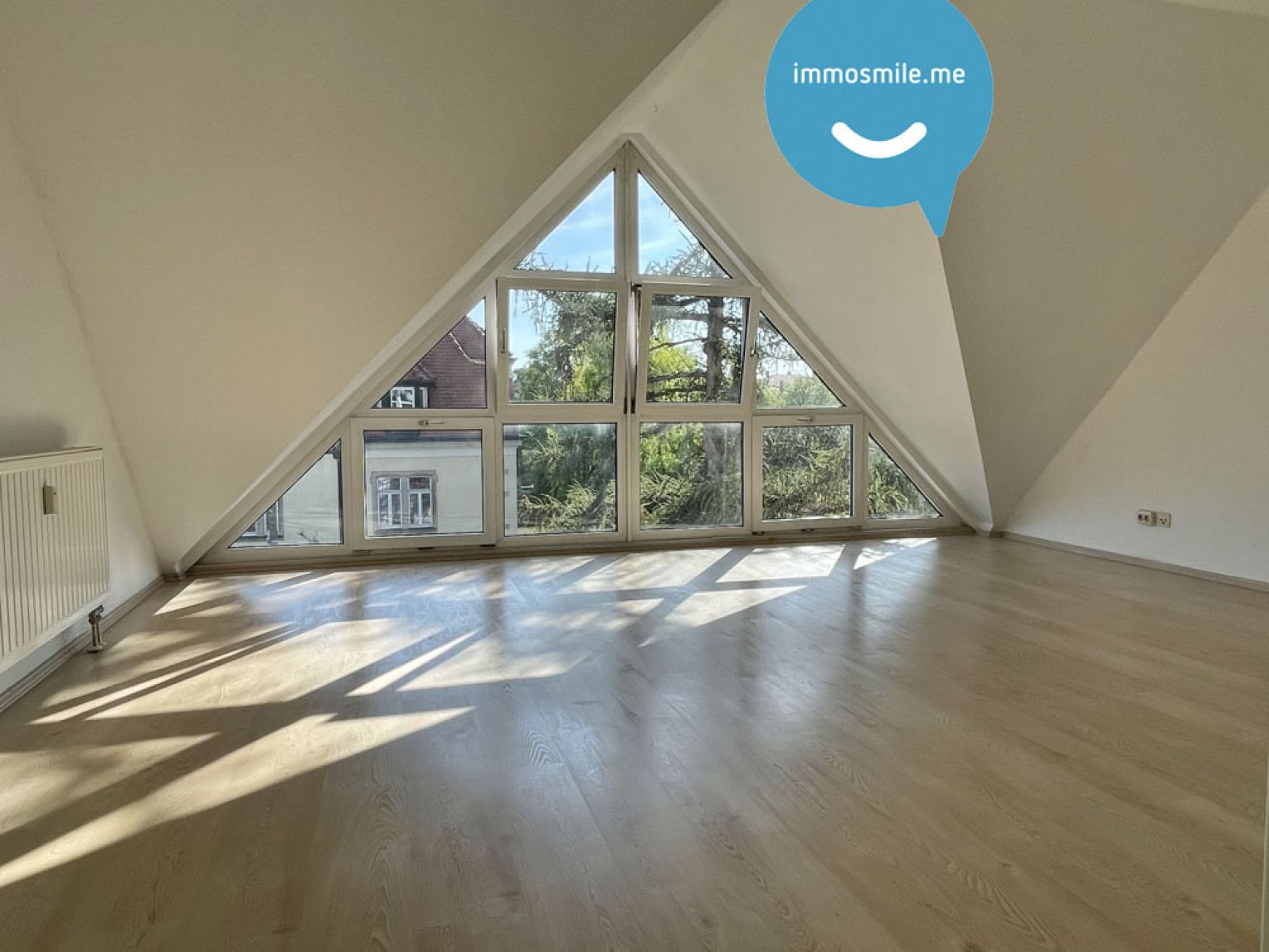 eindrucksvolle Glasfront • Tageslichtbad mit Wanne • Stellplatz • Laminat • sofort beziehbar • TOP!