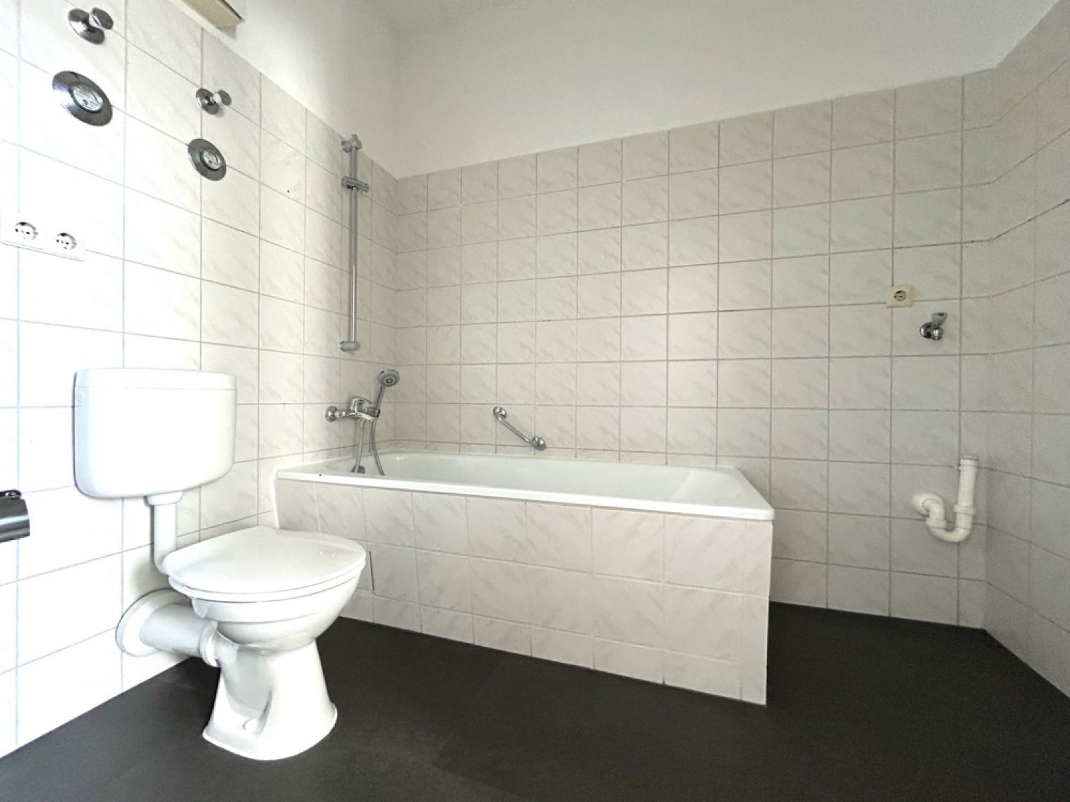 2 Zimmer • Schlosschemnitz • Dachgeschoss • schick und neu • Einbauküche • MIETEN