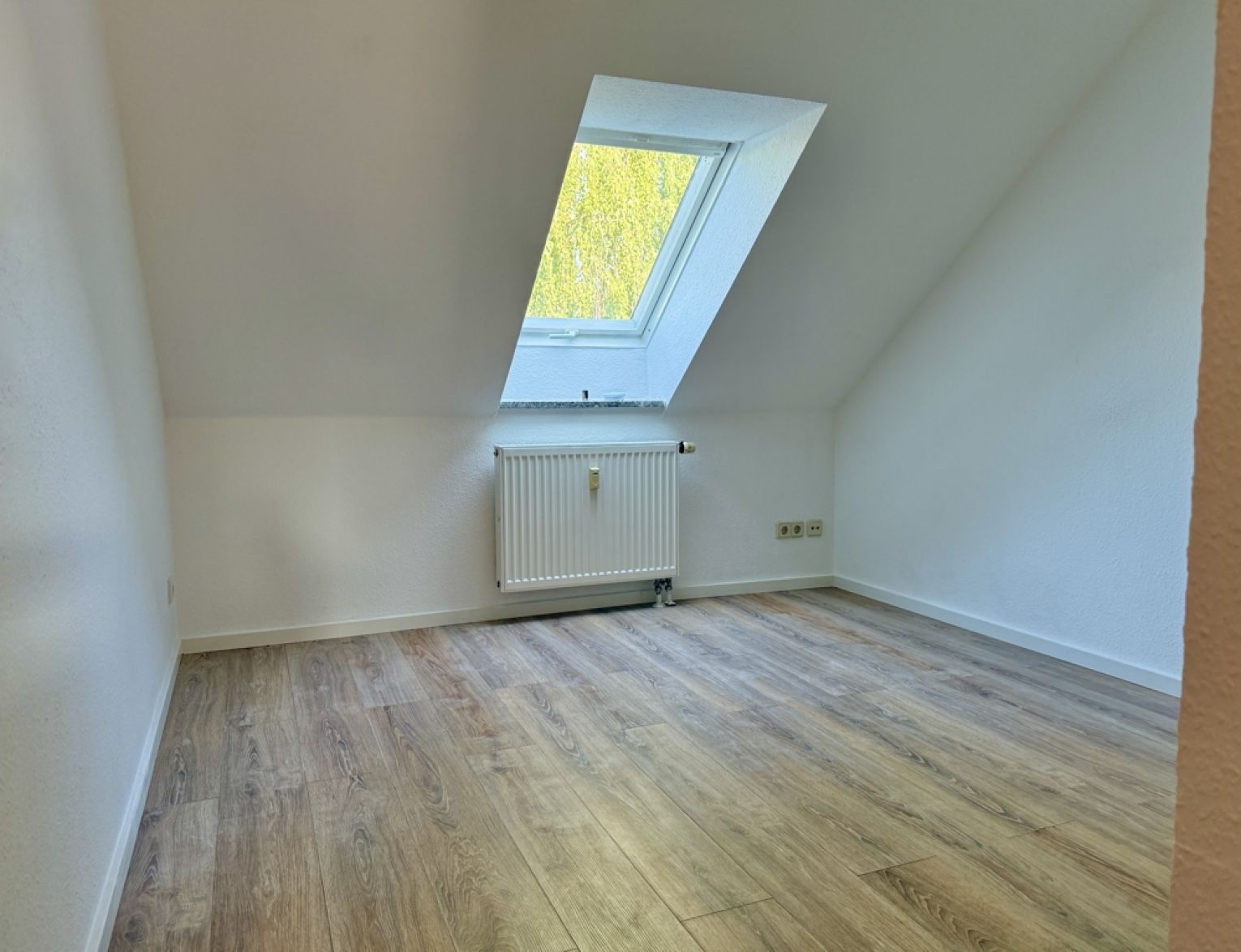 3 Zimmer • Kassberg • Balkon • schickes Laminat • Bad mit Wanne • Dachgeschoss • mal Anschauen !?