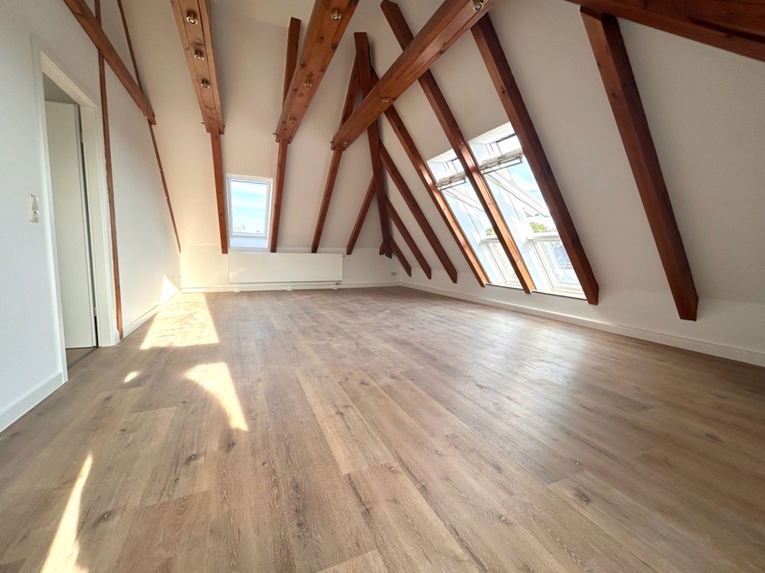 ERSTBEZUG • 4 Zimmer • Dachgeschoss-Wohnung • Balken und Schrägen • mit Carport • in Schönau