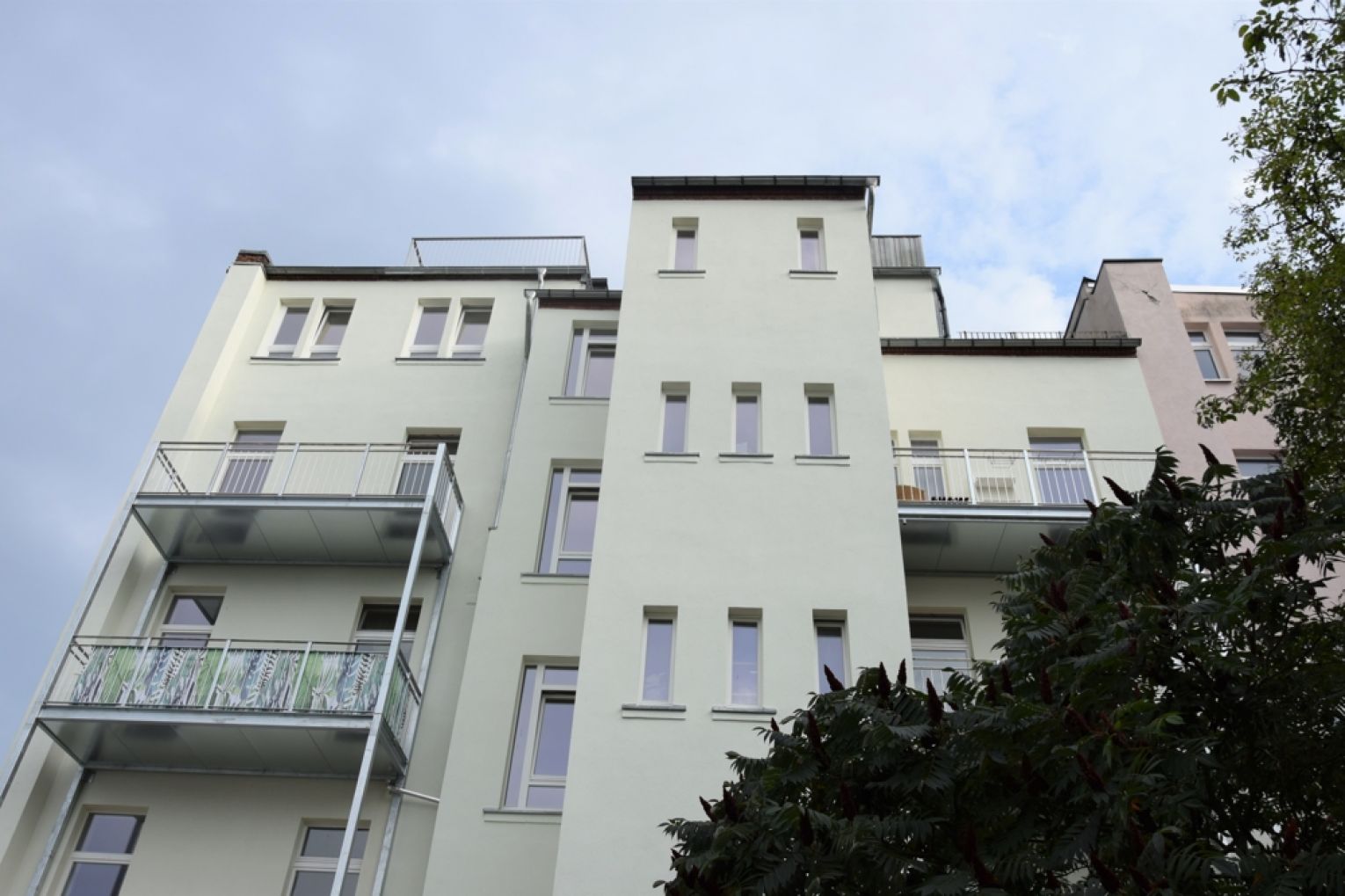 Tageslichtbad mit Wanne und Dusche • modernes Laminat • Abstellraum • Gartenmitbenutzung