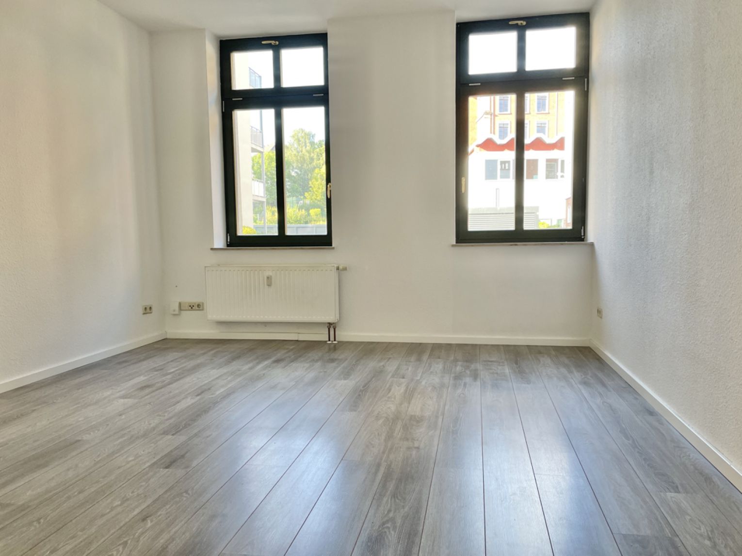 3-Raum • neue Einbauküche • TOP-Laminat • Hochparterre • Schloss-Chemnitz • ruhige Lage • Anschauen?
