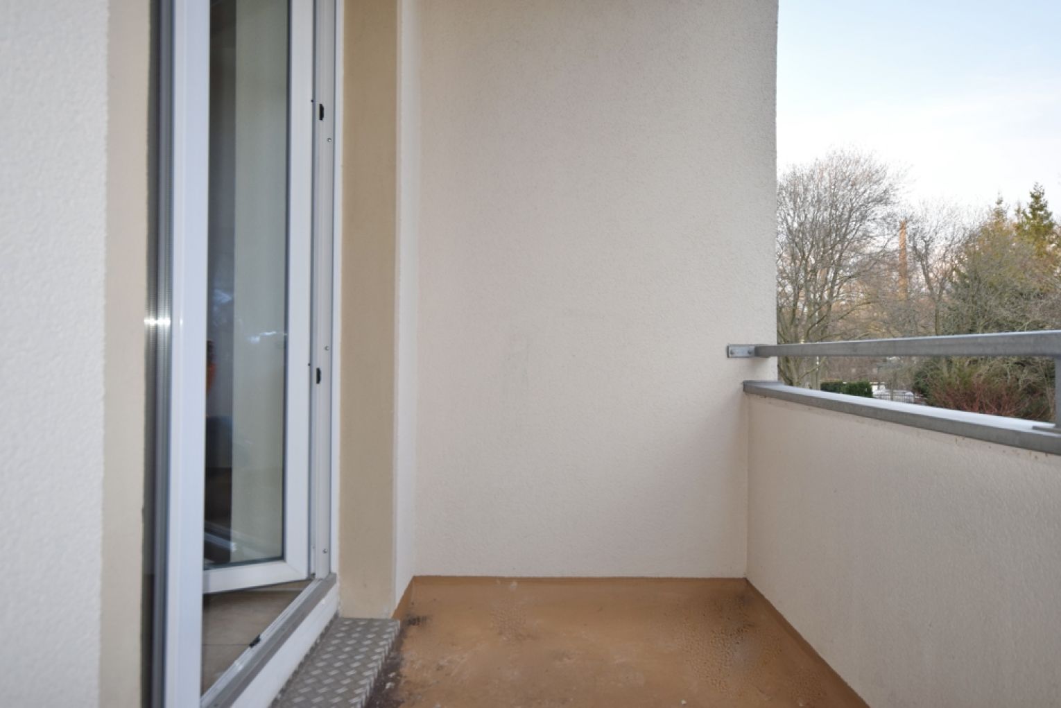 2-Raum • neues Laminat • Bad mit Wanne und Dusche optional • Balkon • Fussbodenheizung • Energie C!