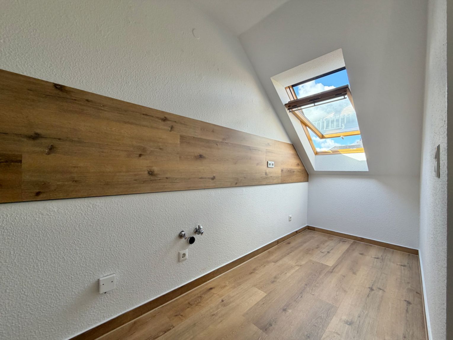 2 Zimmer • Balkon • Dachgeschoss • in Chemnitz • modern und neu • schnell sein und direkt mieten!
