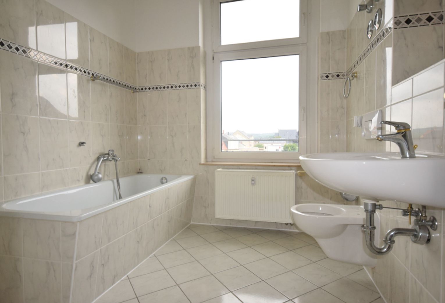 2 Zimmer • großzügig • Balkon • Tageslichtbad mit Wanne • Stellplatz • zentrale Lage • Wohnküche
