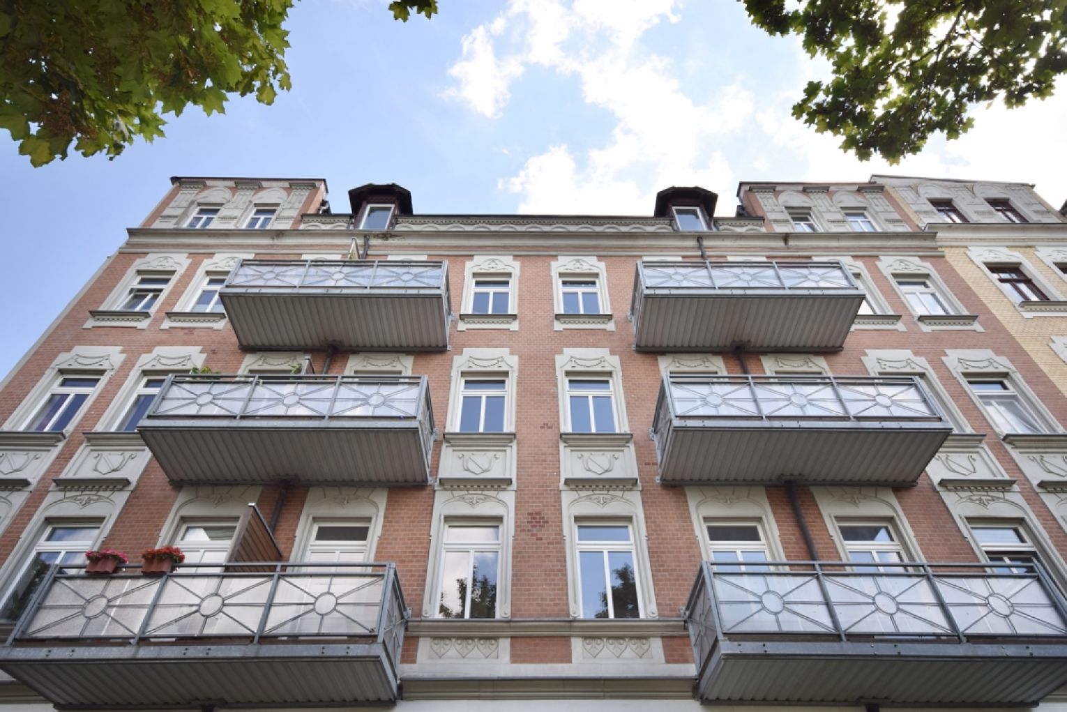 2-Zimmer • Einbauküche • 2 Balkone • Laminat • großes Wohnzimmer • Kaßberg • jetzt anschauen!