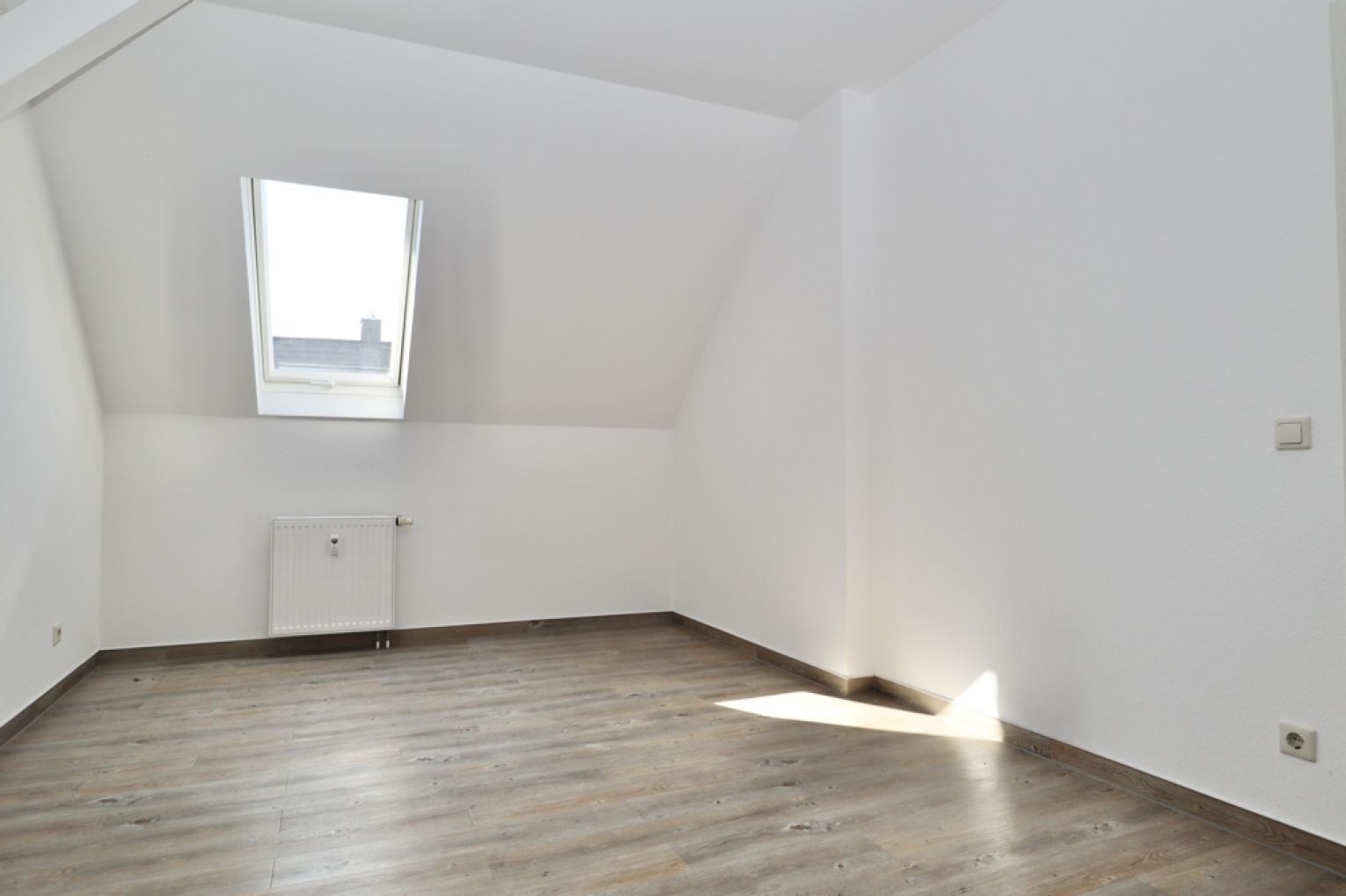 Dachgeschoss • saniert • modern wohnen • in Chemnitz • Gablenz • Einbauküche • 2-Zimmer Wohnung
