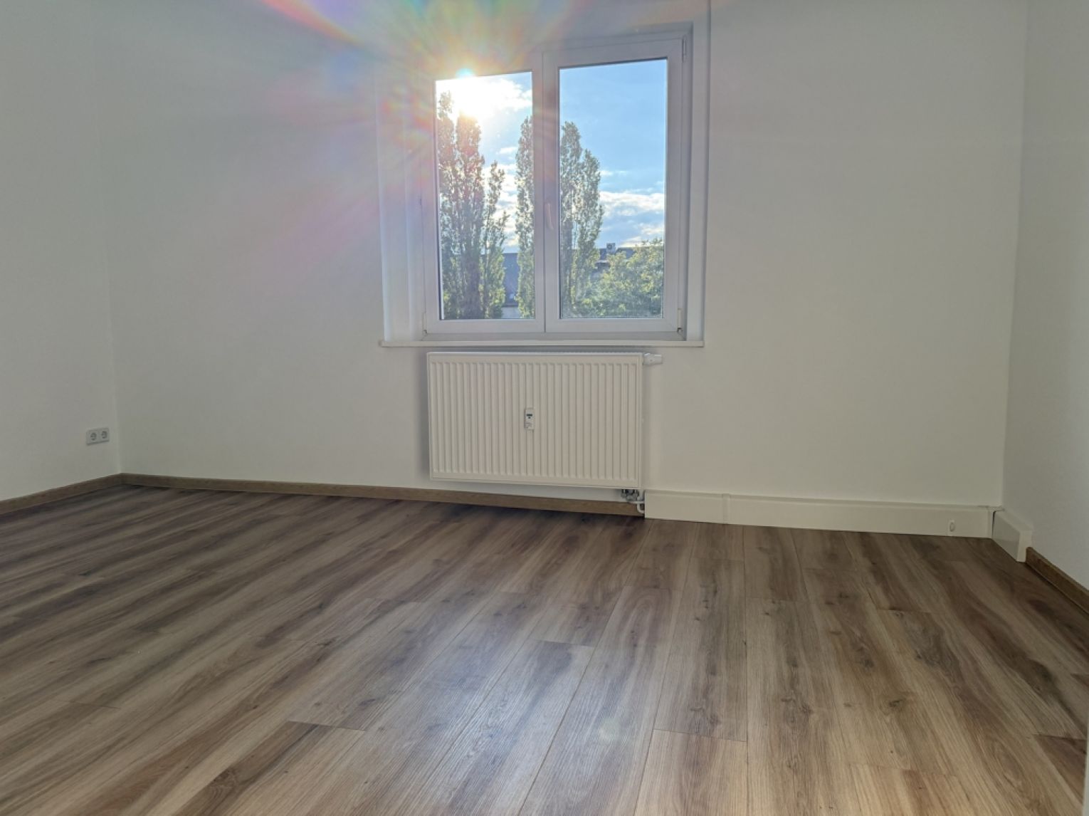 3 Zimmer • Balkon • Laminat • Tageslichtbad mit Wanne • Stellplatz • Tageslichtbad • jetzt mieten!?