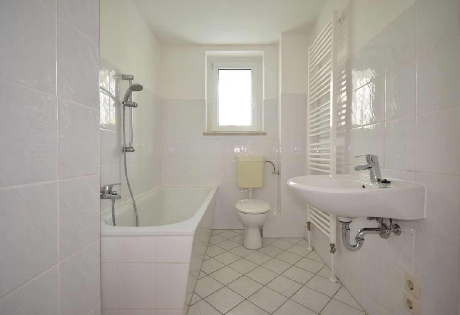 3 Zimmer • verglaster Balkon • Hochparterre • Tageslichtbad mit Wanne • grüner Hausgarten • TOP ! - Foto 2