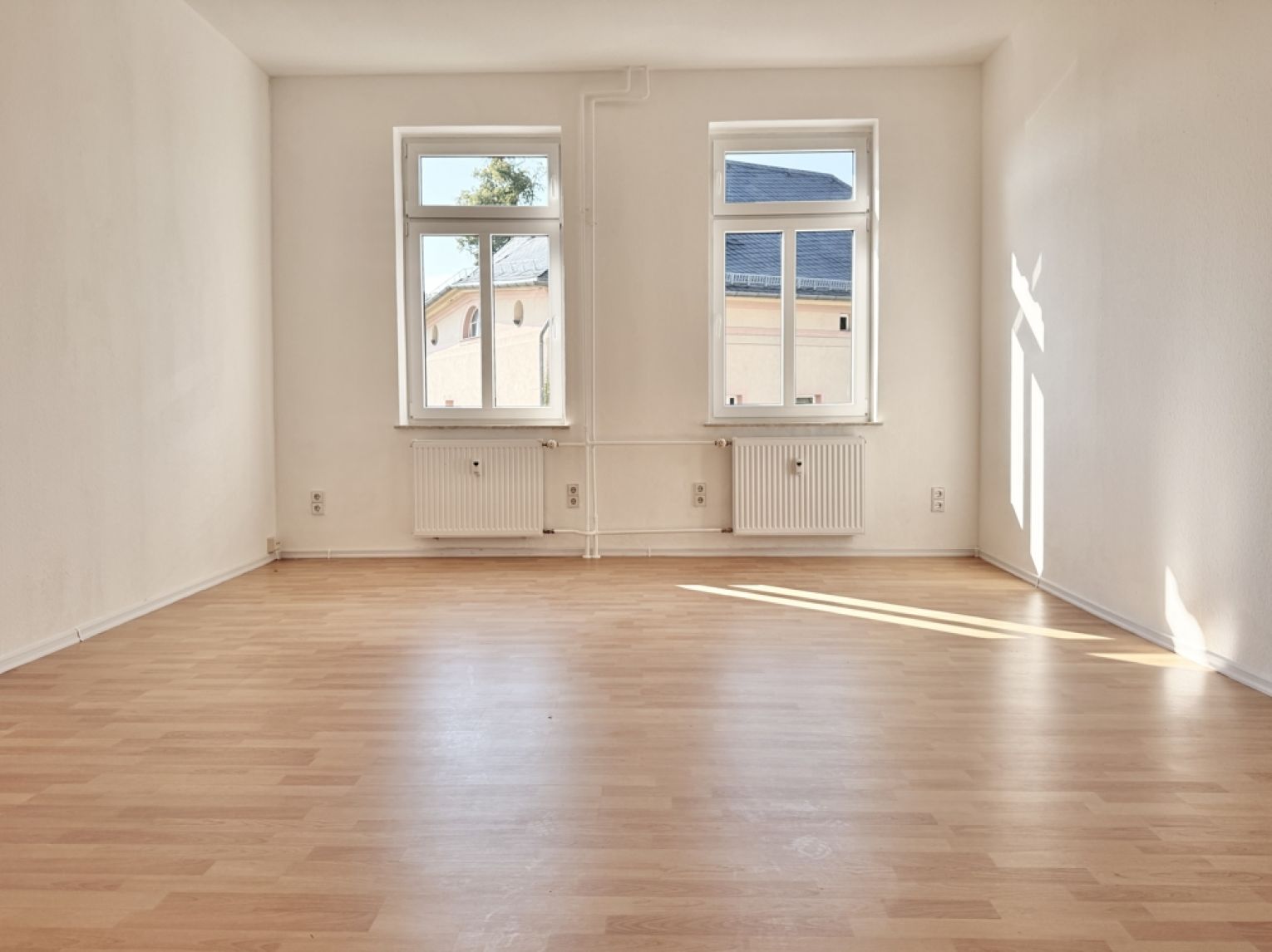 tolle weiße Stil-Echte Türen! • 5 Zimmer • modernes Bad mit Wanne & Dusche • Laminat • Wohnküche 