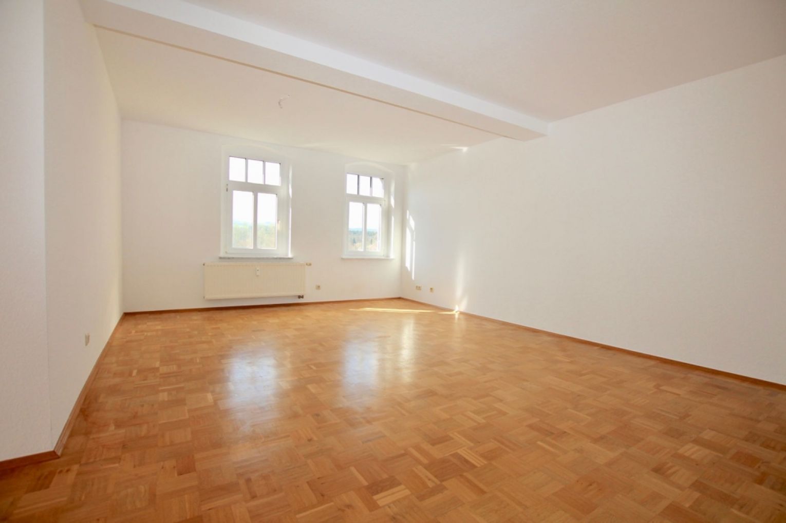 5-Raum ! • Wohnung • mit Parkett • zwei Balkone • Stellplatz • Neukirchen • am Wasserschloss
