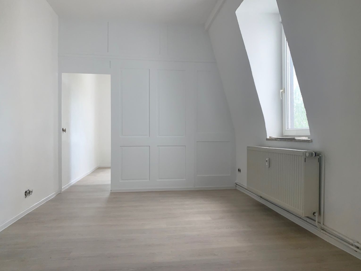 Tageslichtbad • 130 qm • modernes Laminat • 4-5 Zimmer • in Meerane • Mieten !?