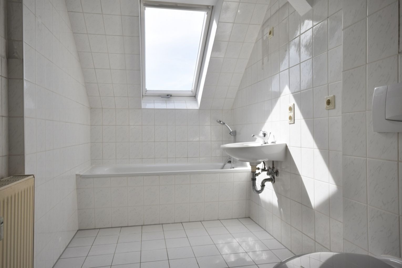 2 Zimmer • Balkon • Einbauküche • Bad mit Fenster und Wanne • Dachgeschoss • Laminat • mit Balken