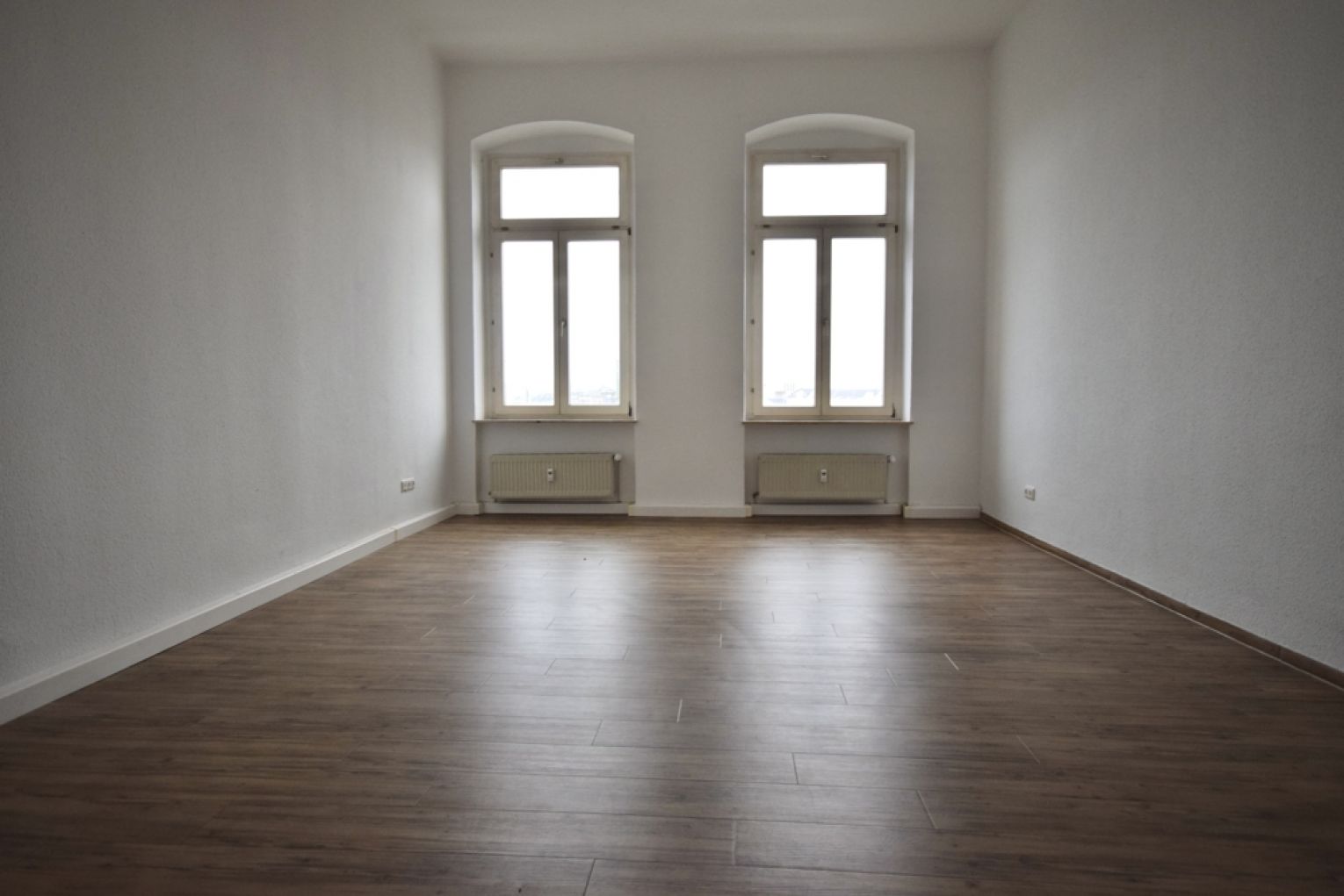 Eindrucksvolle große Räume • Sanitäranlage mit Wanne & Dusche • Laminat • Teeküche • jetzt Mieten