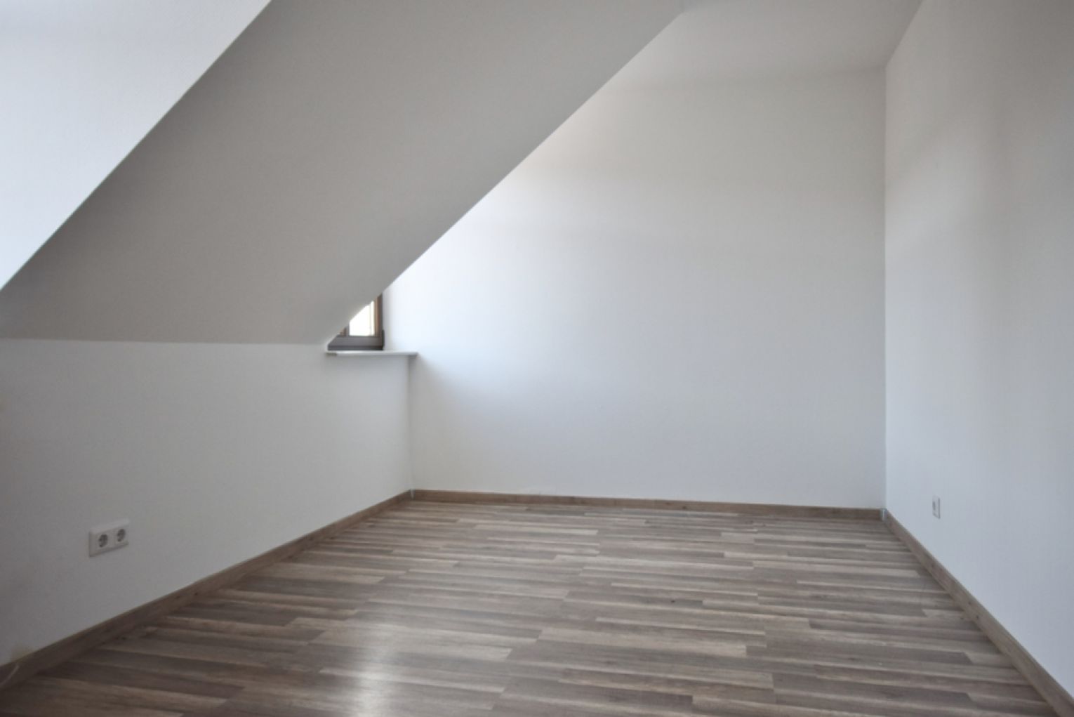 Tipi-Topi • Dachgeschoss • 3-Zimmer • Balkon • Abstellraum • Laminat • Bad mit Wanne • ANSCHAUEN !