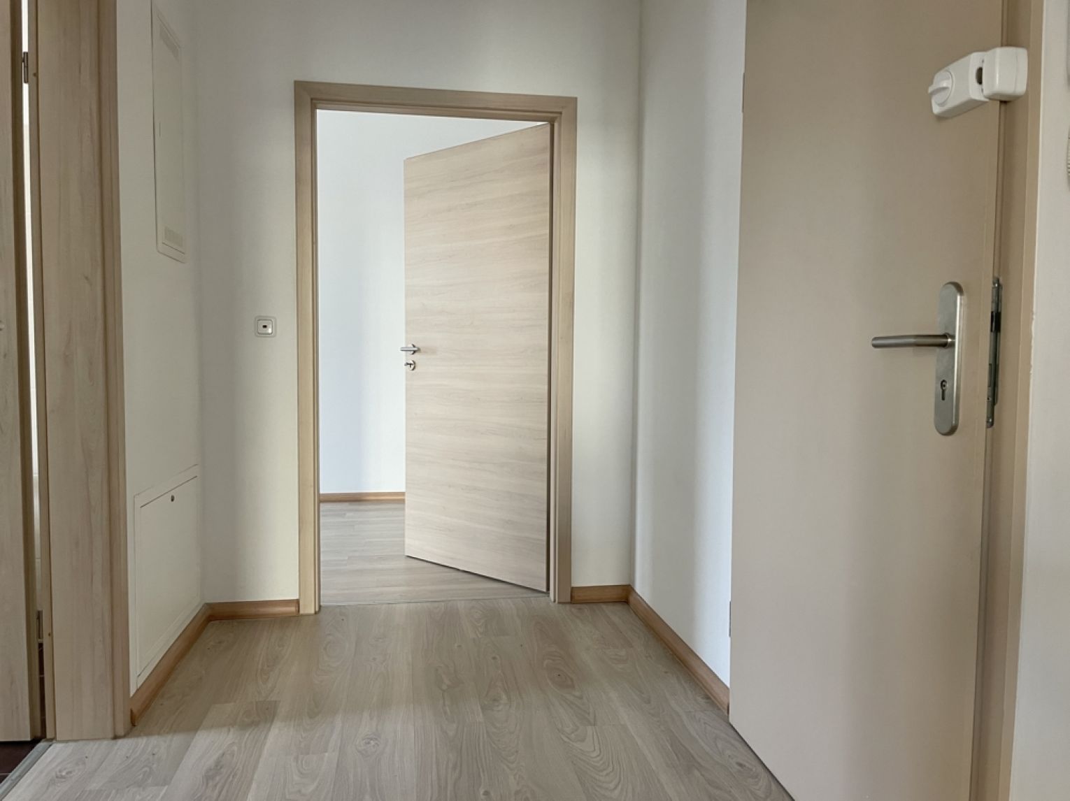 3 Zimmer • modernes Bad mit Wanne und Dusche • Laminat • tolle Ausstattung • stilvolles Haus • Miete