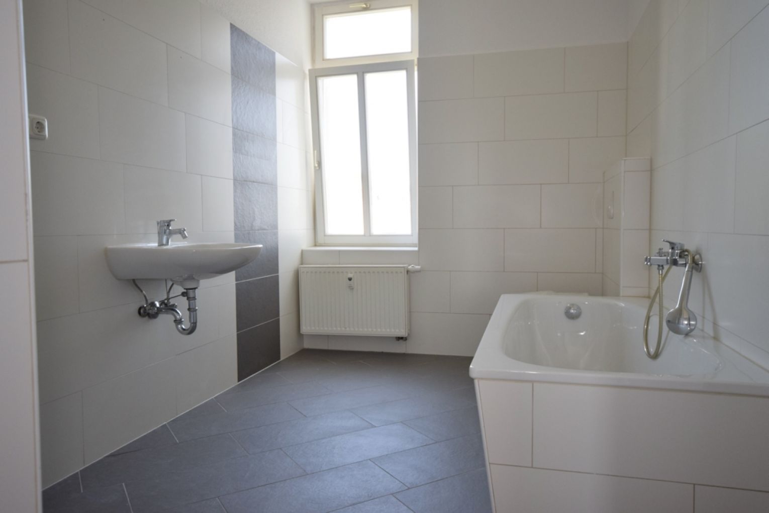 TOP WOHNGEFÜHL • 4-Zimmer • Bad mit Wanne & Dusche • große Portaltüren • unbedingt Anschauen !