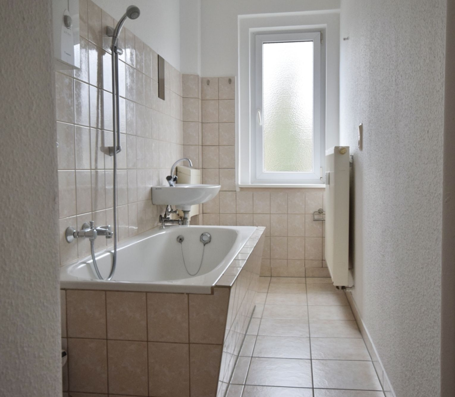 Tageslichtbad mit Wanne • Balkon • renoviert • 2 Raum • Sonnig • Einbauküche • Besichtigungstermin!?