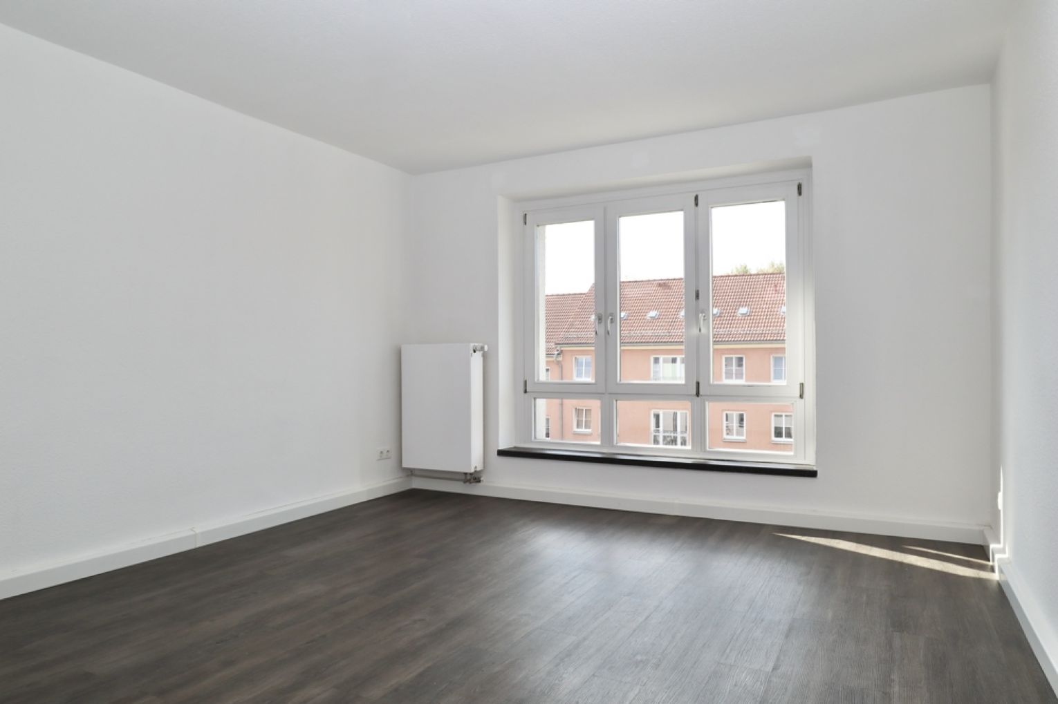 Einbauküche • 3 Zimmer • neues Laminat • Tageslichtbad • Miete • im Lutherviertel • jetzt anrufen
