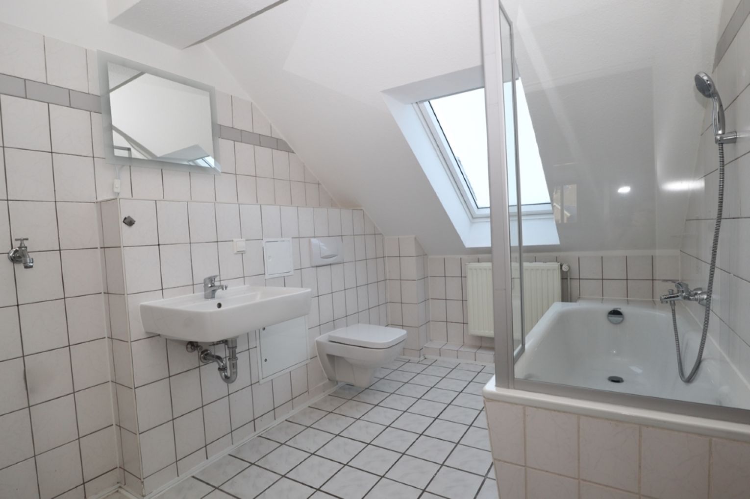 2 Raum Wohnung • Dachgeschoss • Wanne • Sonnenberg • LED-Spiegel • jetzt Mieten!