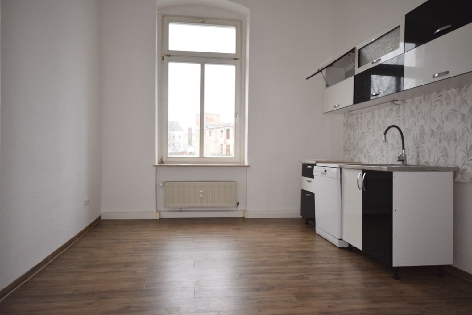 Eindrucksvolle große Räume • Sanitäranlage mit Wanne & Dusche • Laminat • Teeküche • jetzt Mieten