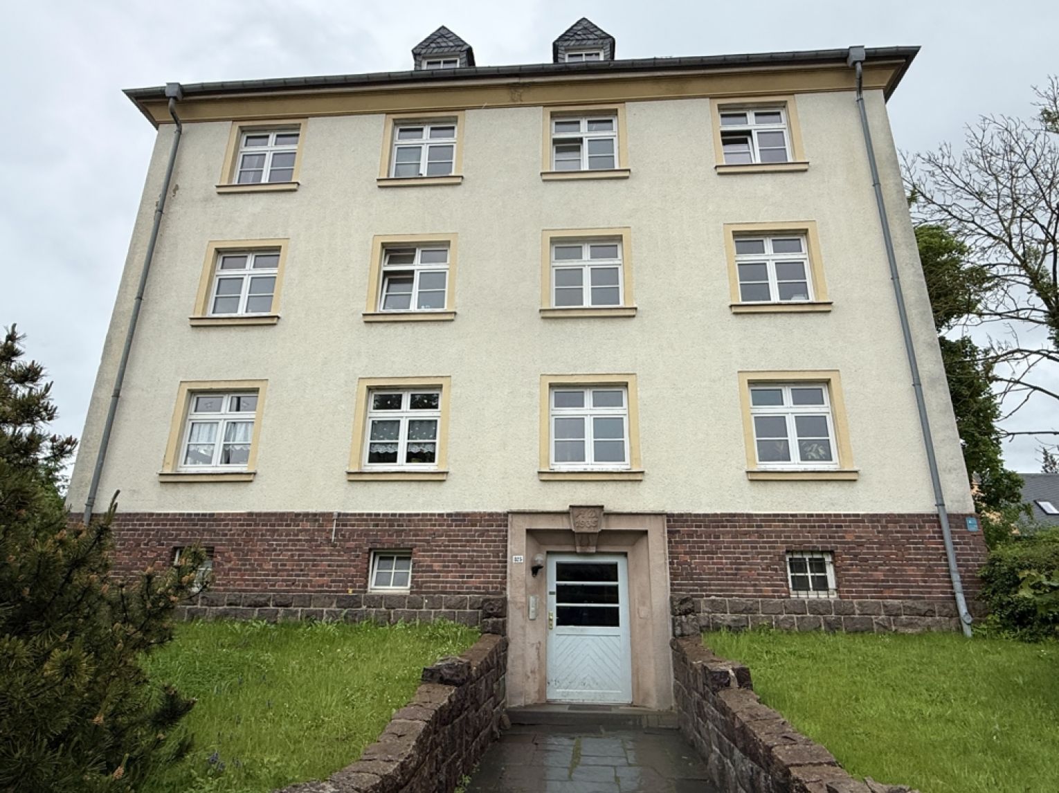 3-Raum Wohnung • Tageslichtbad • Wohnküche • Weiße Türen • Laminat • Reichenbrand • Anschauen!?