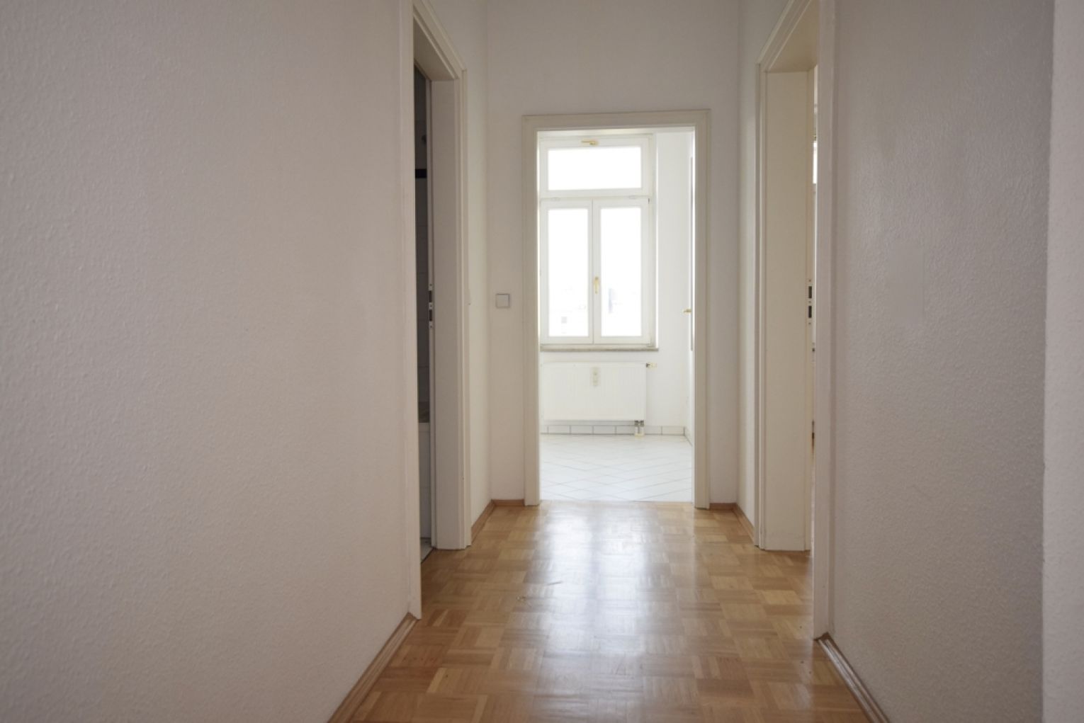 Top-Ausstattung • weiße Stiltüren • Parkett • Aufzug • Balkon • höherwertig saniert • anschauen!?