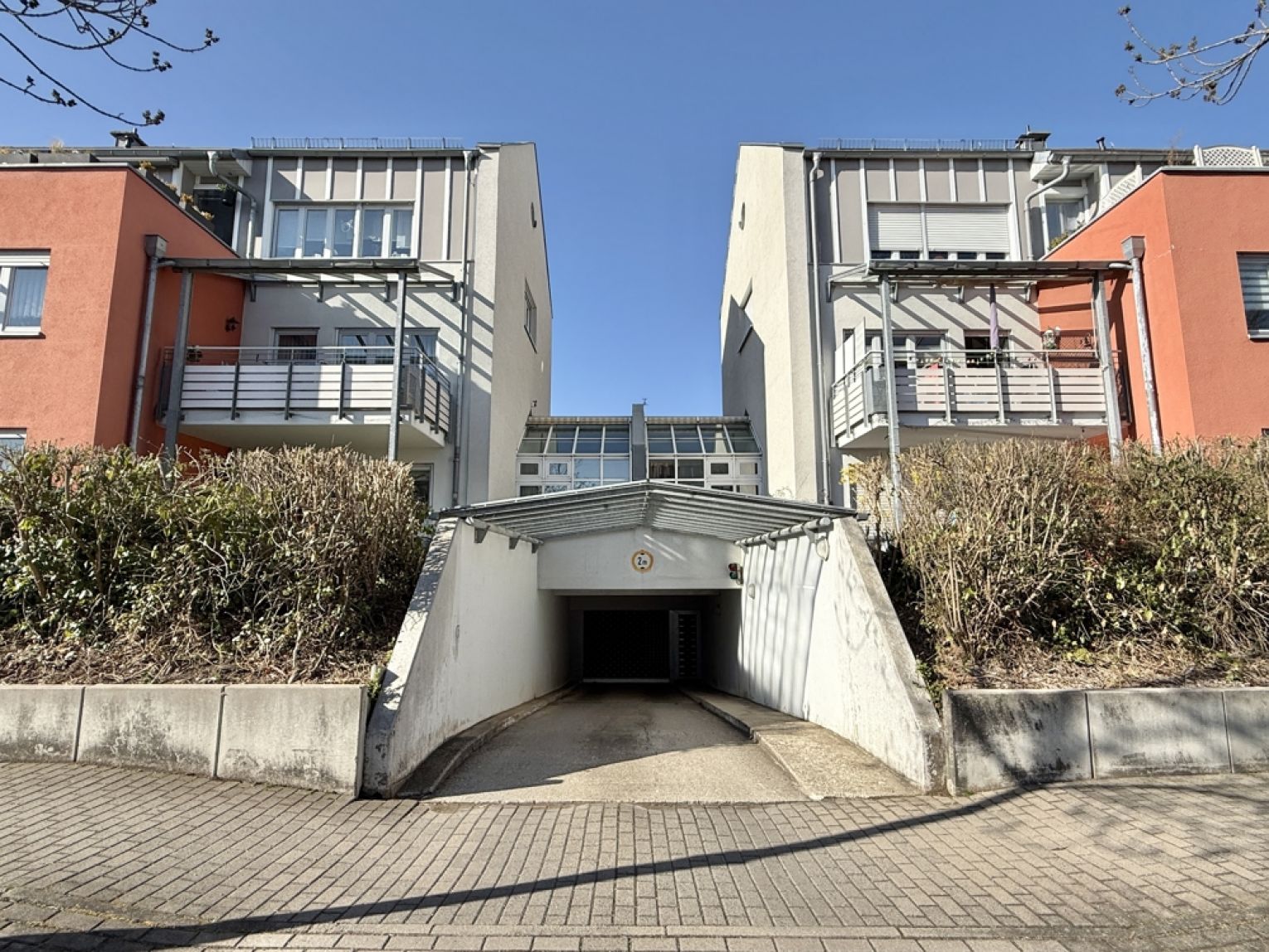 3-Raum-Erdgeschoss Wohnung • Aussenterrasse • Grüna • Tiefgarage • modernes Laminat • beliebte Lage