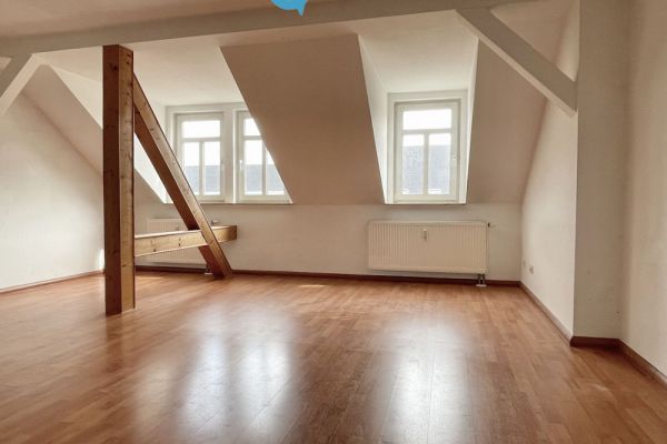 3 Zimmer • Balkon • Einbauküche • Bad mit Fenster und Wanne • Dachgeschoss • Laminat • mit Balken