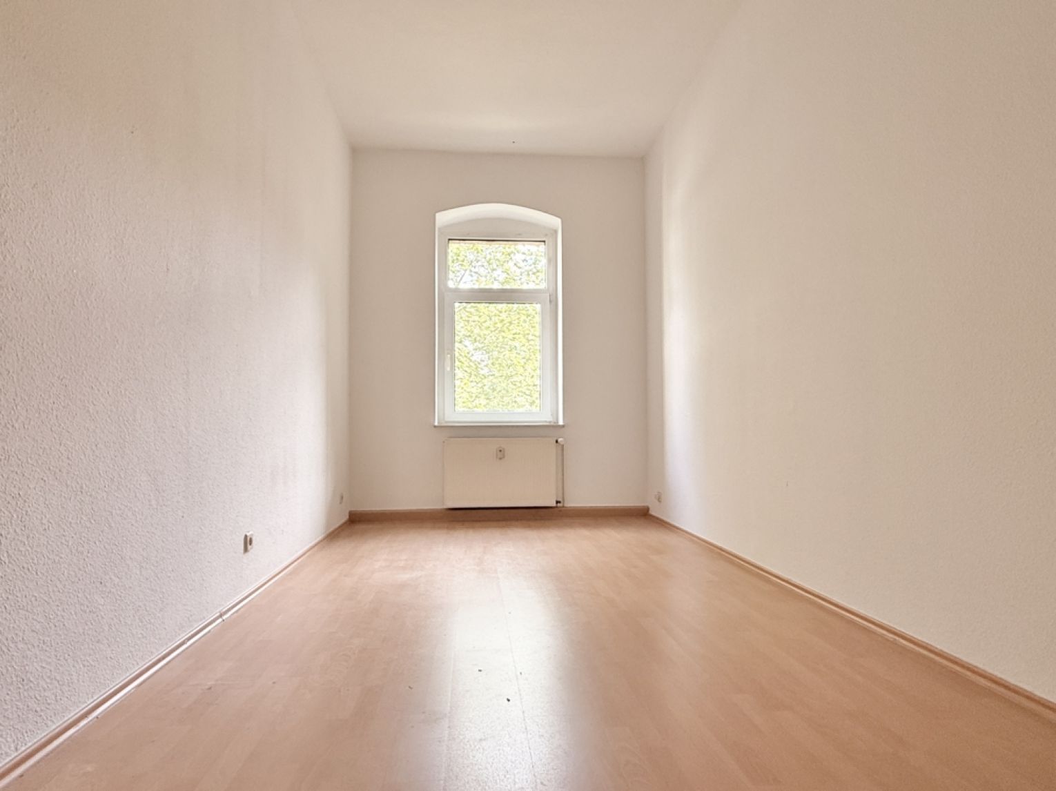 4 Raum • 2 moderne Bäder • Wohnküche • Balkon • Laminat • ruhige Lage • 2.Etage • top Raumaufteilung