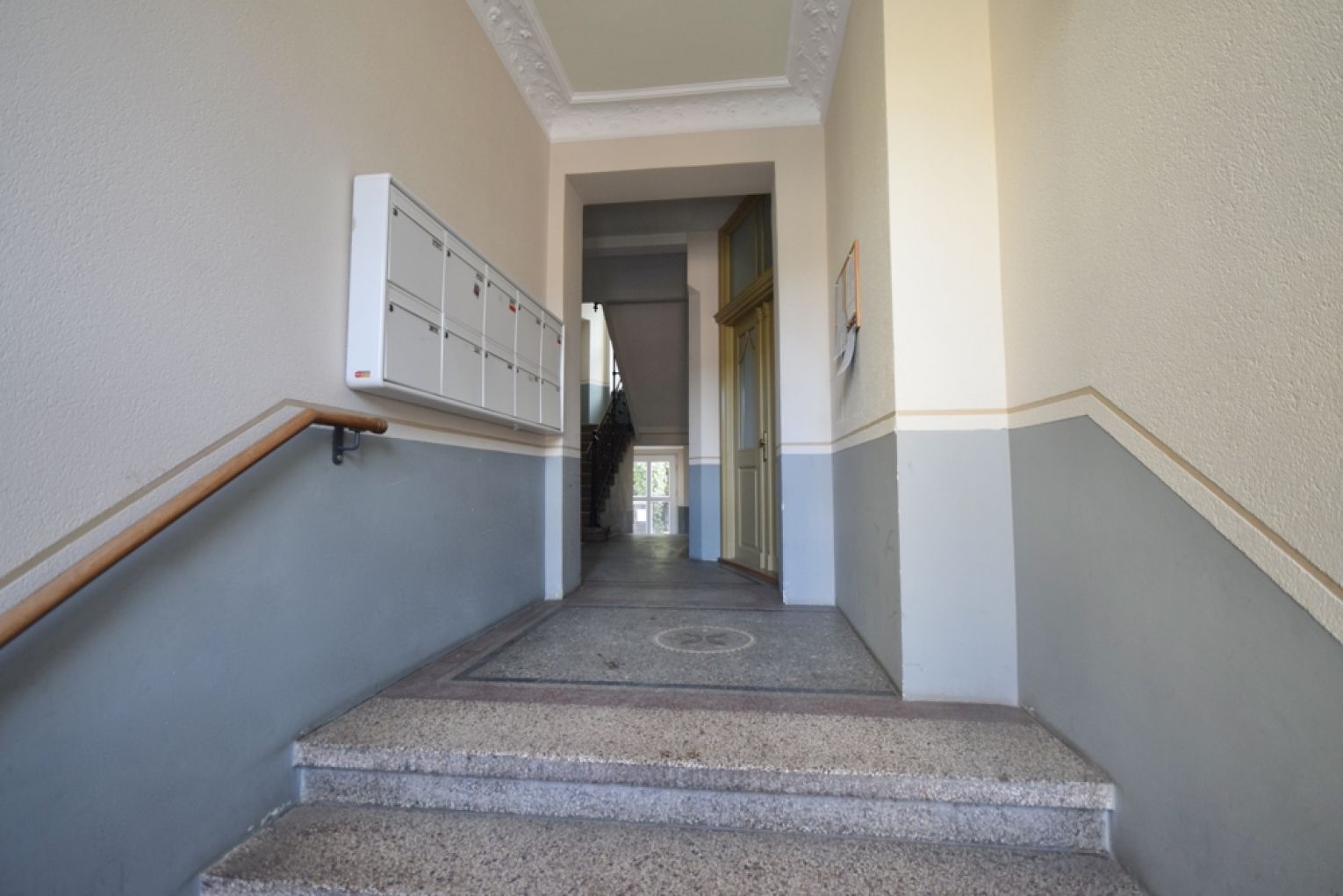 Top-Ausstattung • weiße Stiltüren • Parkett • Aufzug • Balkon • höherwertig saniert • anschauen!?