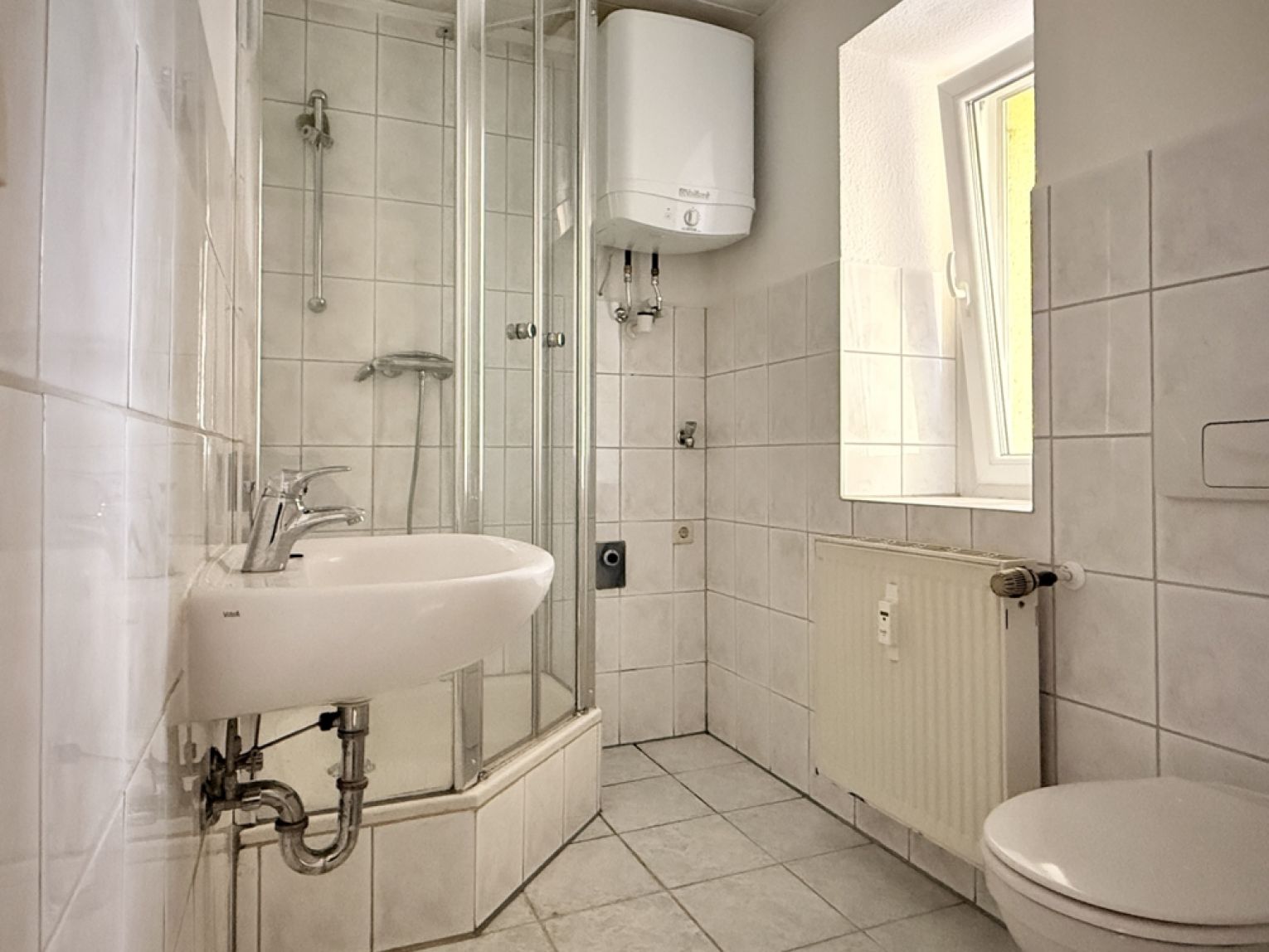 ruhige 3 Zimmer • Tageslichtbad mit Dusche • geräumige Küche • Laminat • günstig mieten 