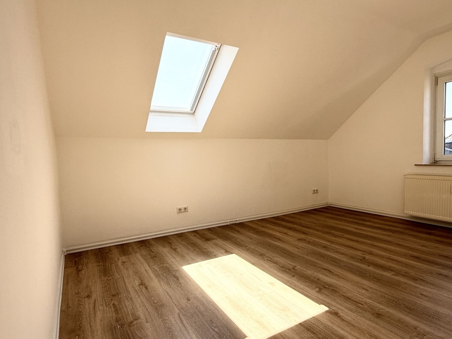4 Zimmer • ruhige Lage • große Grünfläche • Tageslichtbad • kompakter Grundriss • Termin gewünscht ?