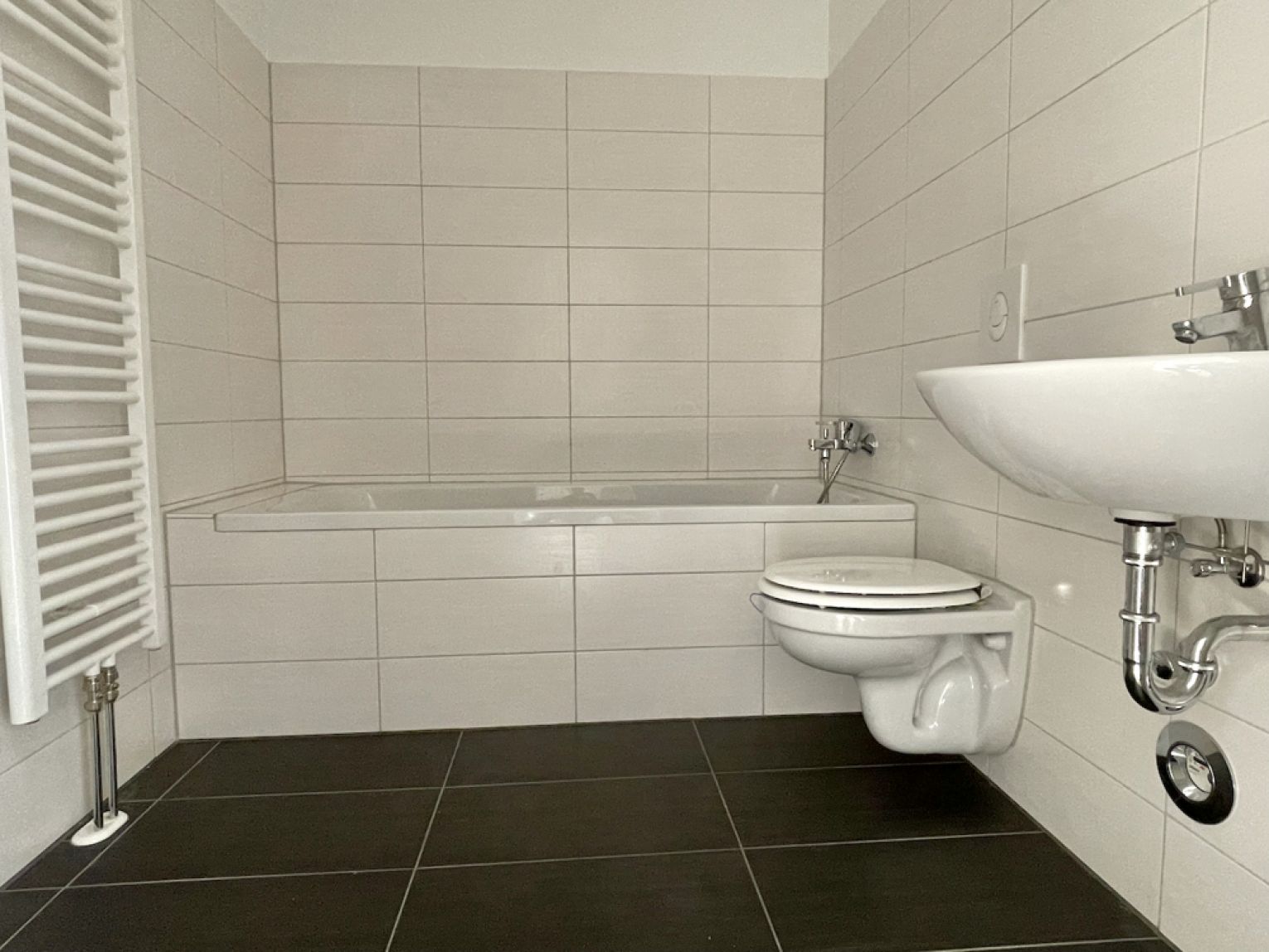 4-Raum • moderne offene Küche • großer Balkon • 2 Bäder mit Wanne+Dusche • Grillplatz • Stellplatz