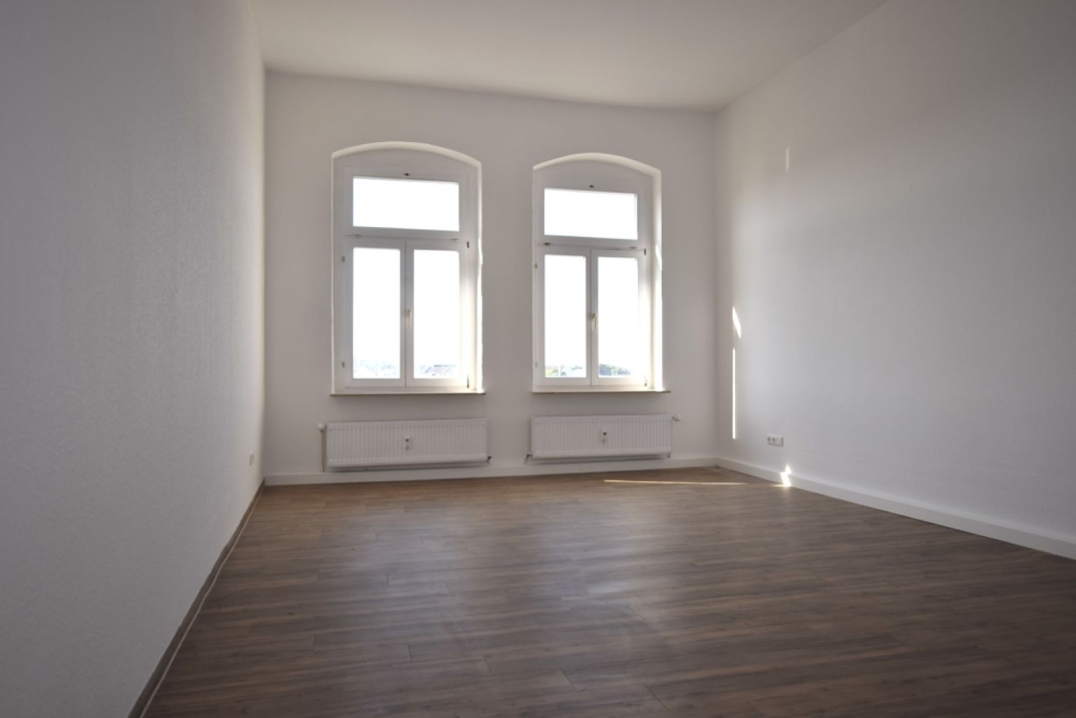 TOP WOHNGEFÜHL • 4-Zimmer • Bad mit Wanne & Dusche • große Portaltüren • unbedingt Anschauen !