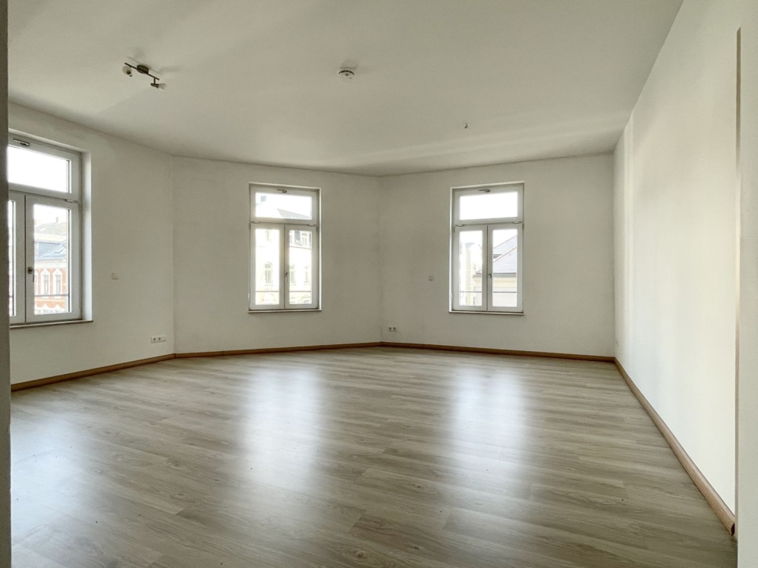 3 Zimmer • modernes Bad mit Wanne und Dusche • Laminat • tolle Ausstattung • stilvolles Haus • Miete