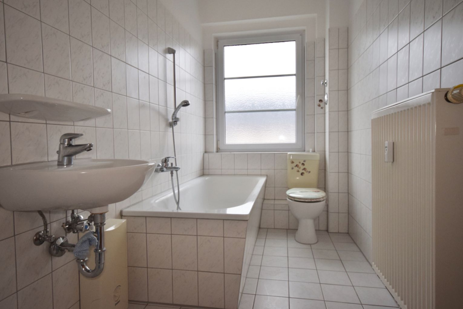 2-Raum Wohnung • Tageslichtbad mit Wanne • Einbauküche • Stellplatz • Kaßberg • Anschauen & Mieten