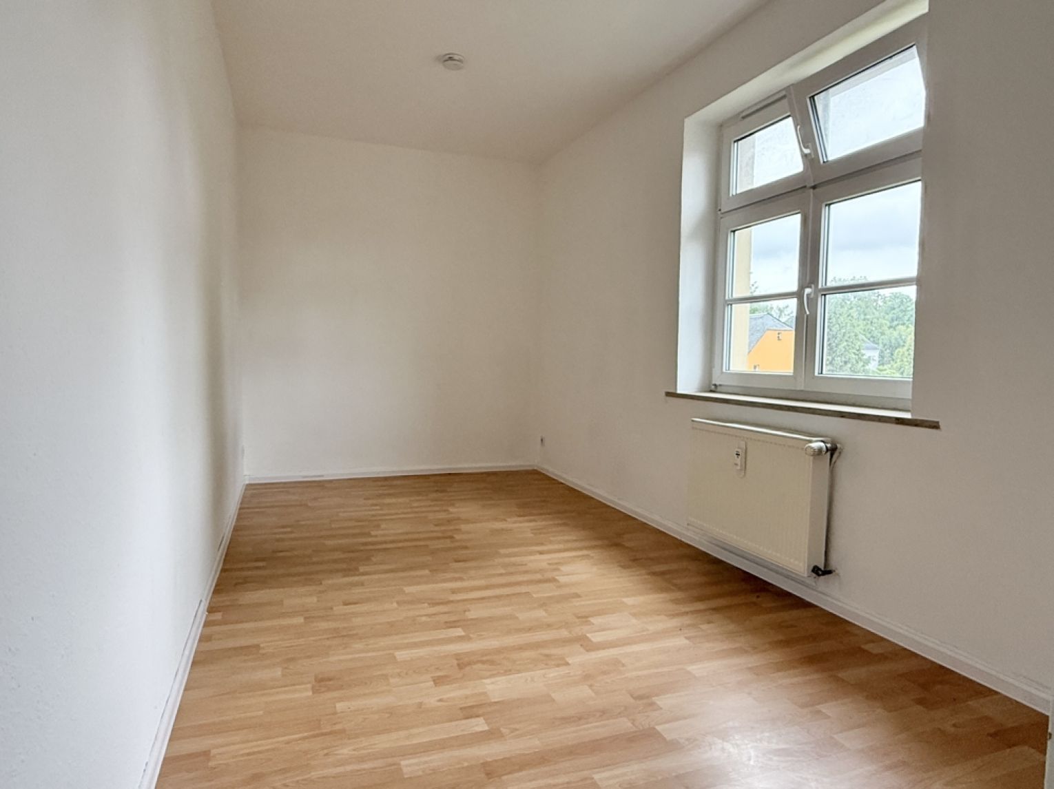 3-Raum Wohnung • Tageslichtbad • Wohnküche • Weiße Türen • Laminat • Reichenbrand • Anschauen!?