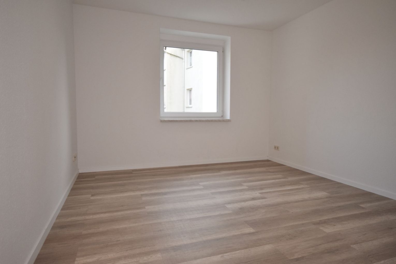 2-Raum • neues Laminat • Bad mit Wanne und Dusche optional • Balkon • Fussbodenheizung • Energie C!