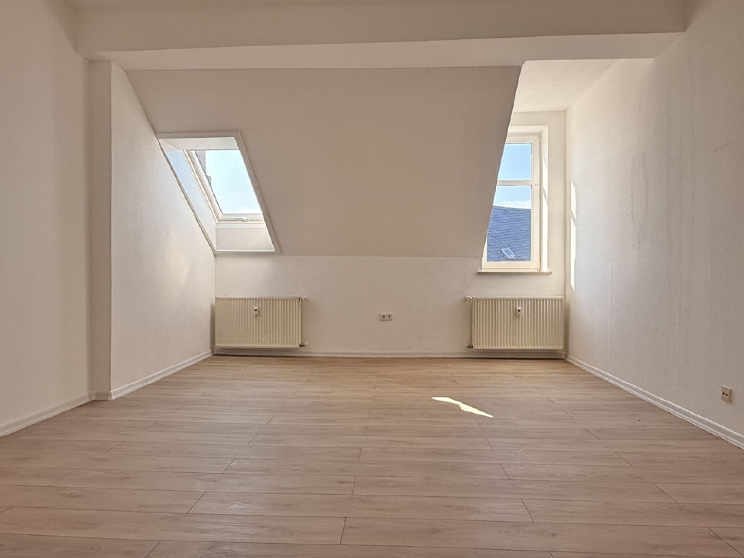 Alles Neu! • 4 Zimmer • offene Küche • Tageslichtbad mit Wanne • Gäste WC • zentrumsnahe Lage