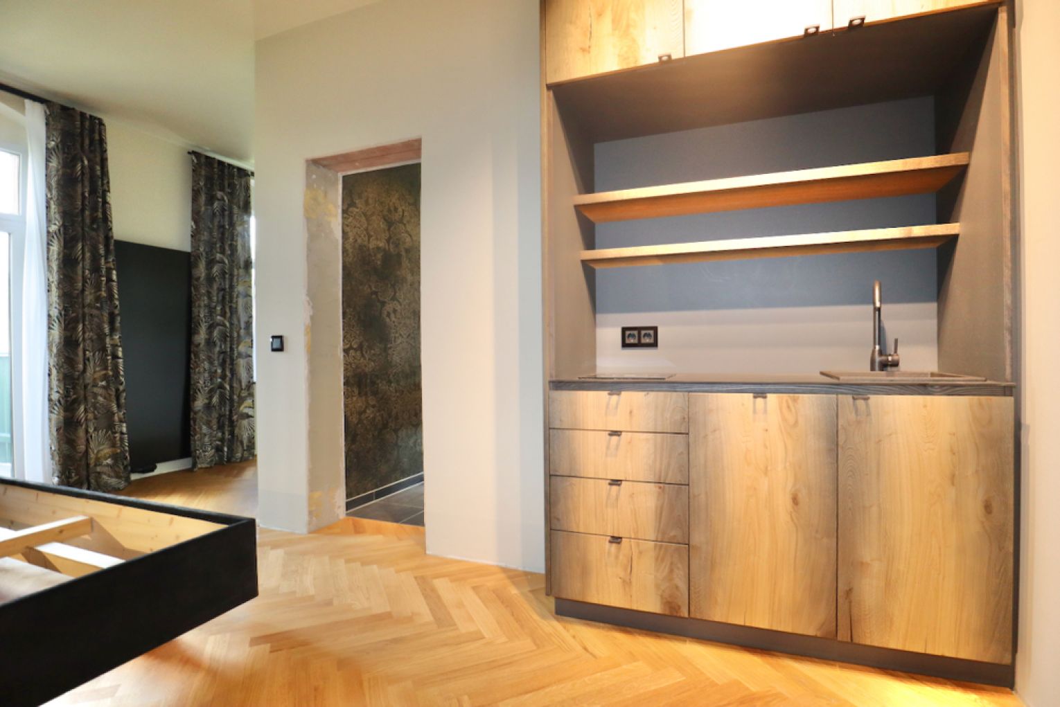 1 Zimmer • Luxus • möbliert • am Wasserschloss • mit Balkon • direkt mieten und einziehen 