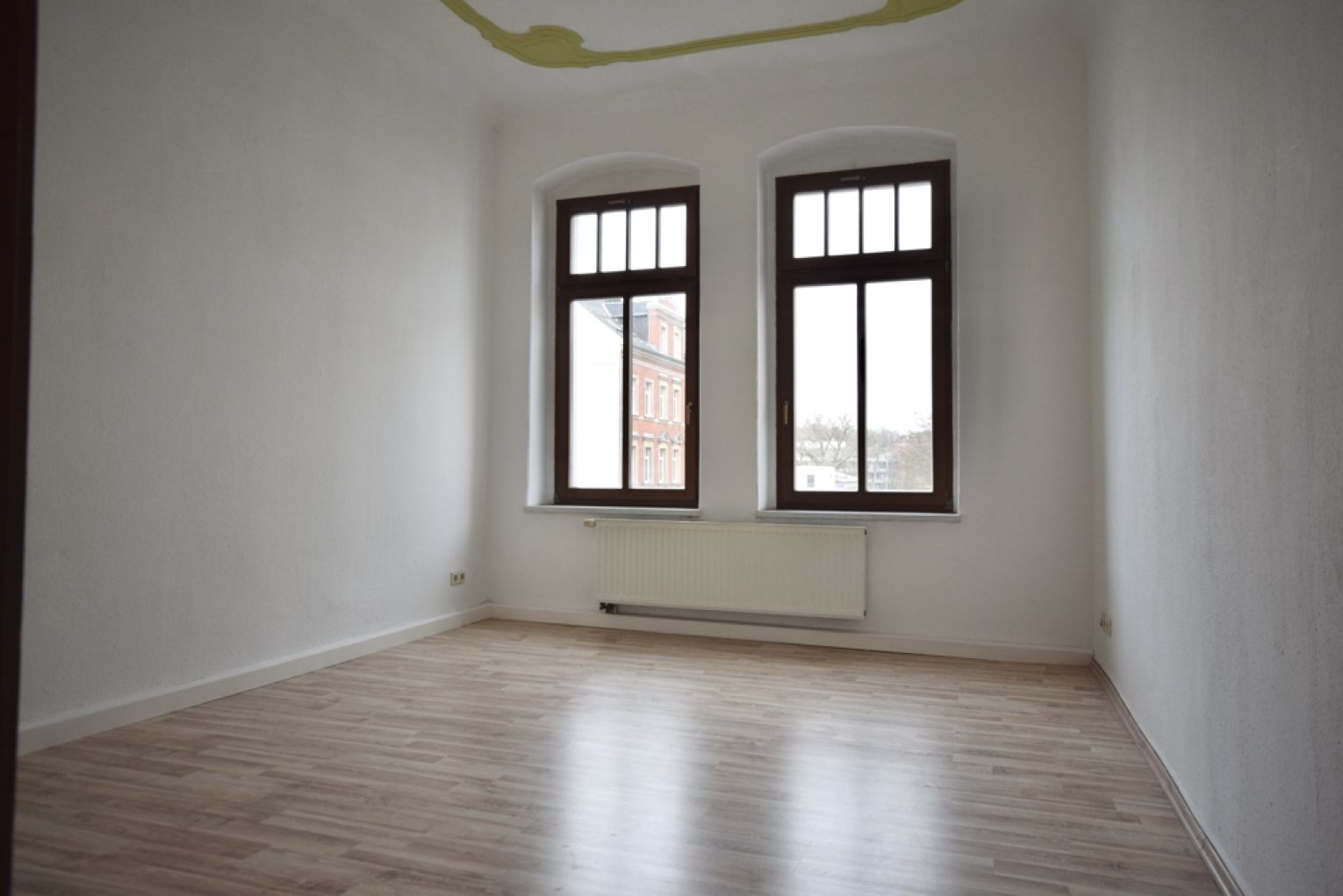 3-Zimmer • Wohnung • Laminat • City-Nähe • Balkon • Echtholztüren • Schloßteichnähe • Bad mit Wanne