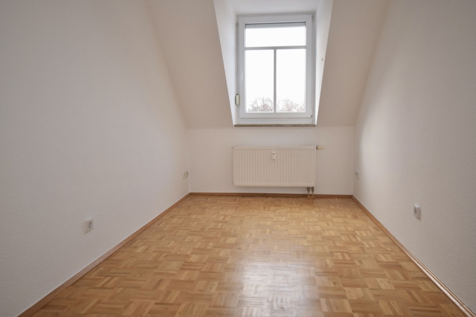 Kaßberg • 3 Zimmer • Balkon • Parkett • Bad mit Wanne • Aufzug • Dachgeschoss-Flair • Anschauen !?