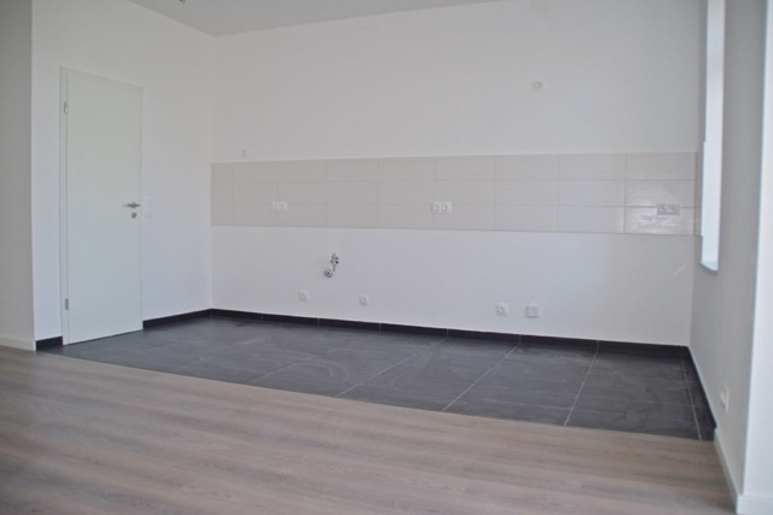 4 Zimmer • Fussbodenheizung • 2 Bäder • Balkon • schickes Laminat • Stellplatz • offene Küche • TOP!