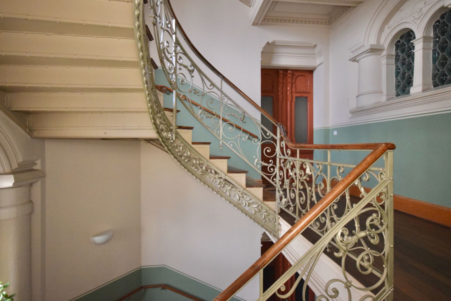 Jugendstil • Stuck • 3-Zimmer • Balkon • Wohlfühlatmosphäre • schickes Laminat • TOP!