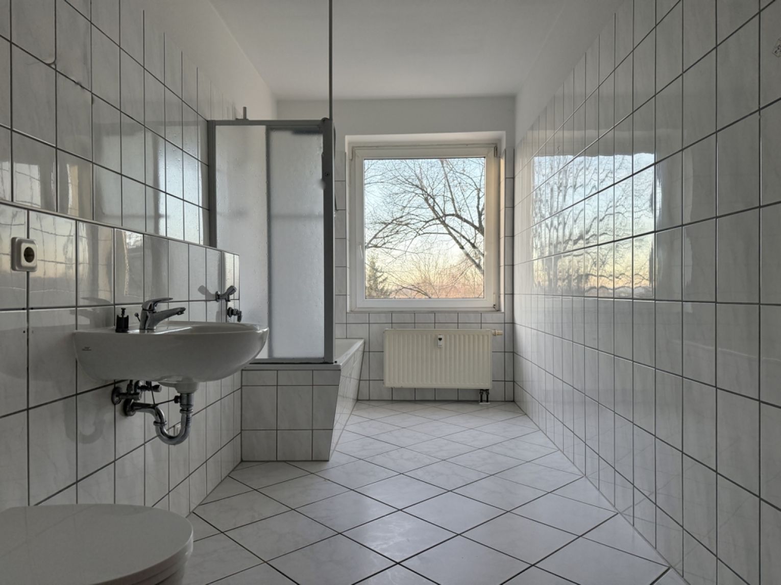 2-Raum • ruhige Lage • Chemnitz • mit Balkon • viel Grün • Laminat • Tageslichtbad • Anmieten!