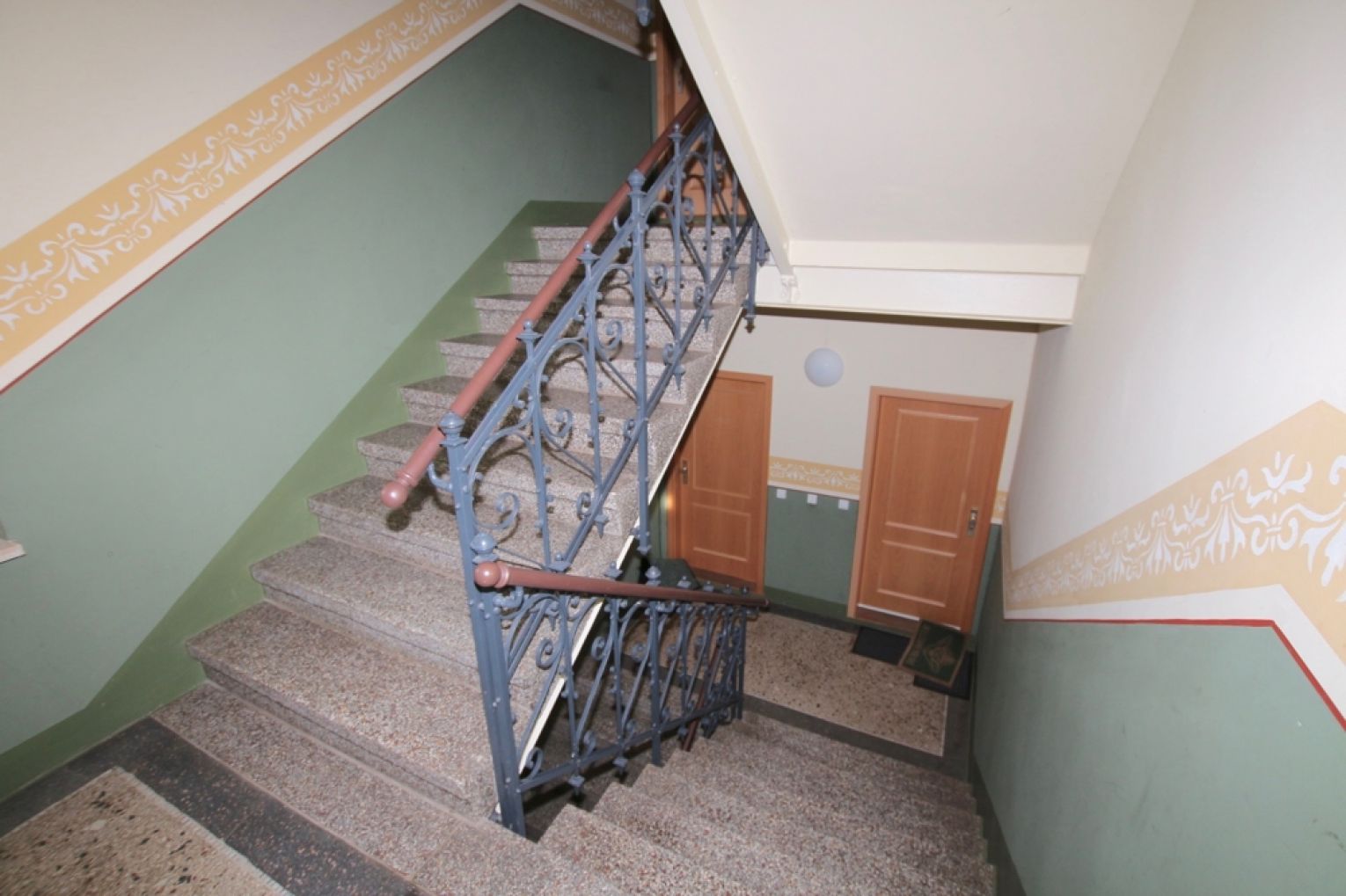 2 Zimmer • Bad mit Wanne, Dusche und Fenster • großer Balkon • modernes Laminat • in Hilbersdorf