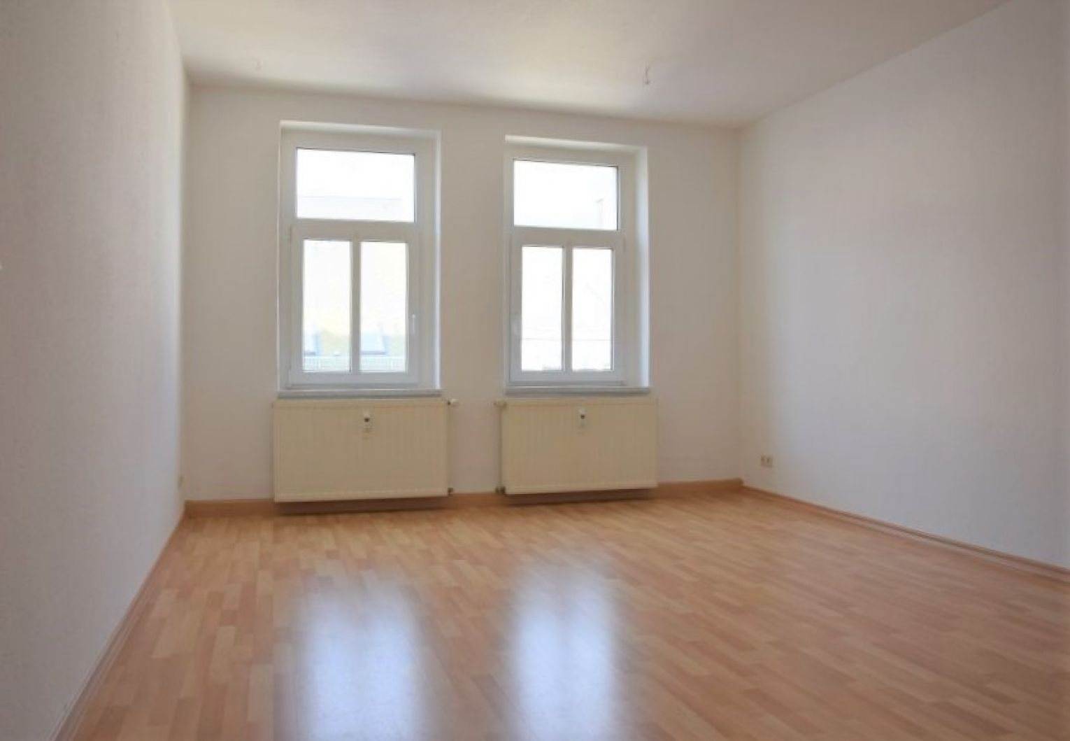 Balkon • 4 Zimmer • Parkett & Laminat • Tageslichtbad • Limbach-Oberfrohna • zentrale Lage • Termin? - Foto 1