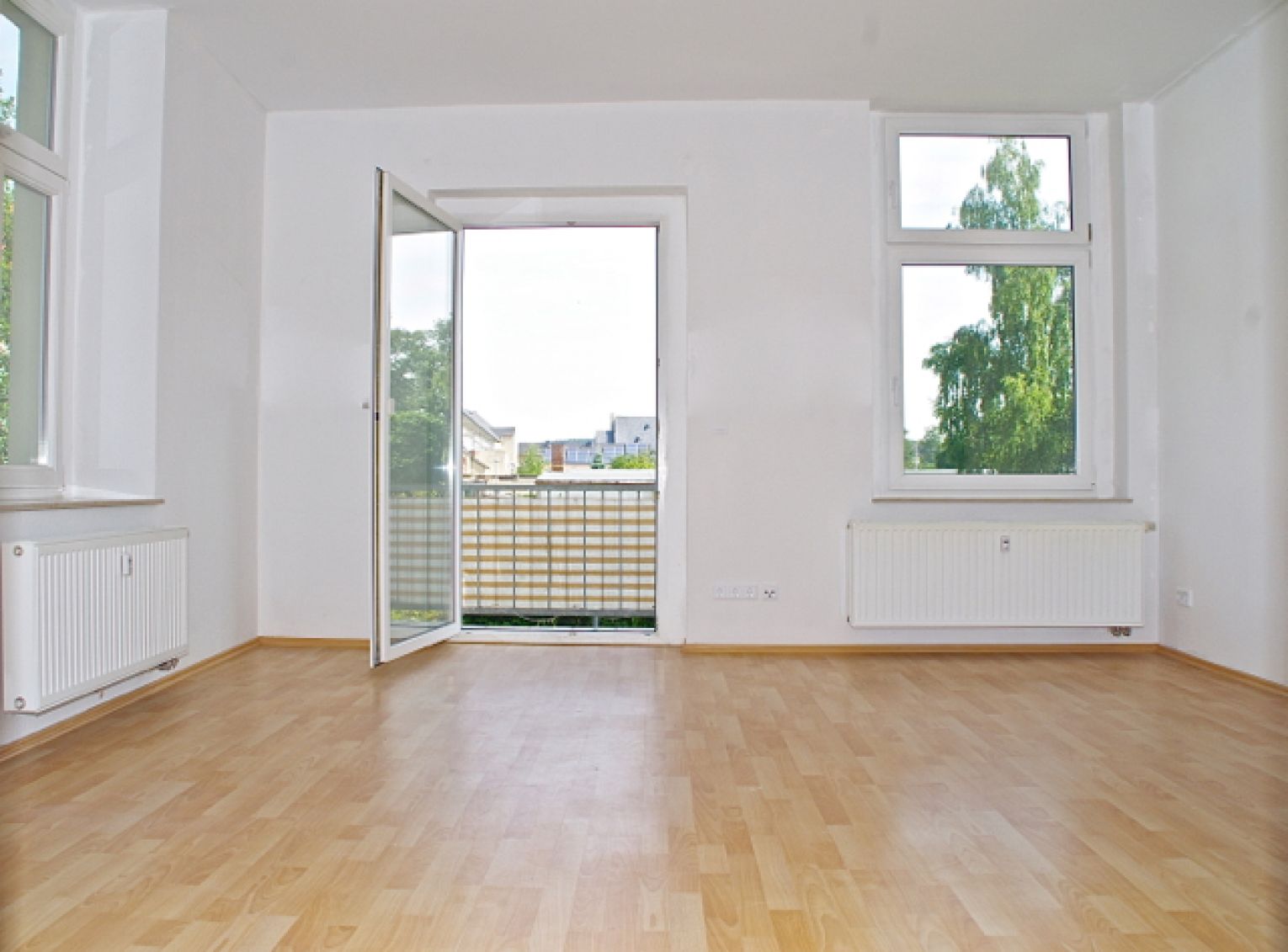 2 Zimmer • großzügig • Balkon • Tageslichtbad mit Wanne • Stellplatz • zentrale Lage • Wohnküche